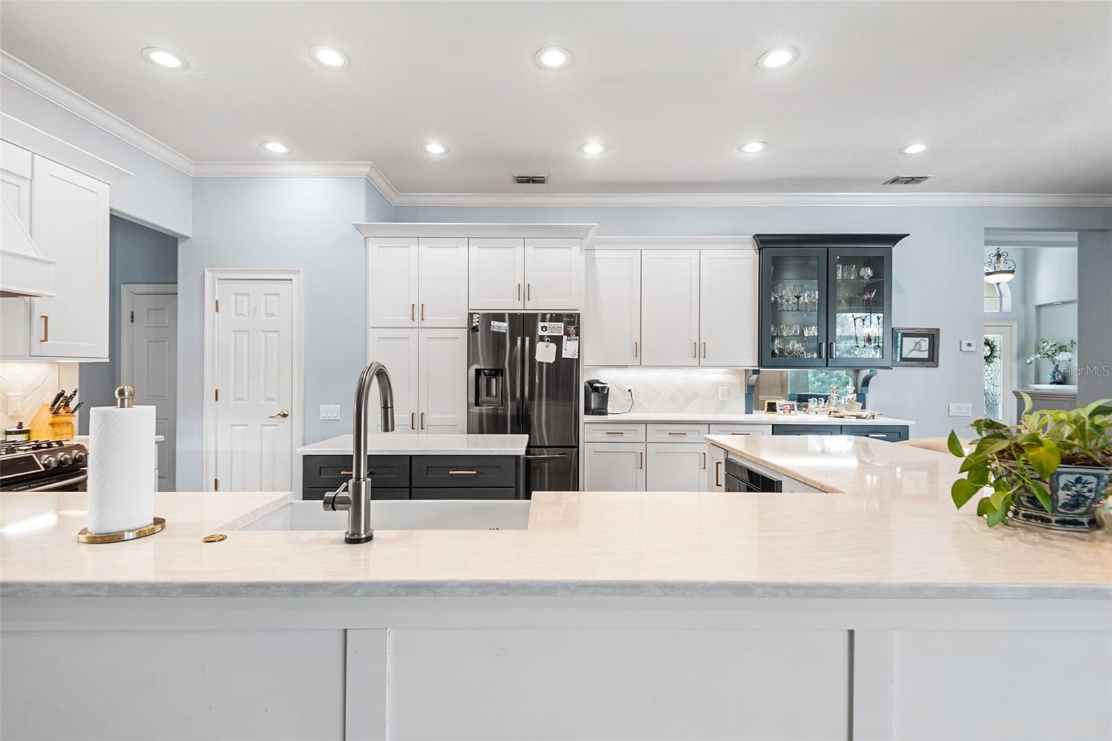 Listing photo id 18 for 902 Hanover Way