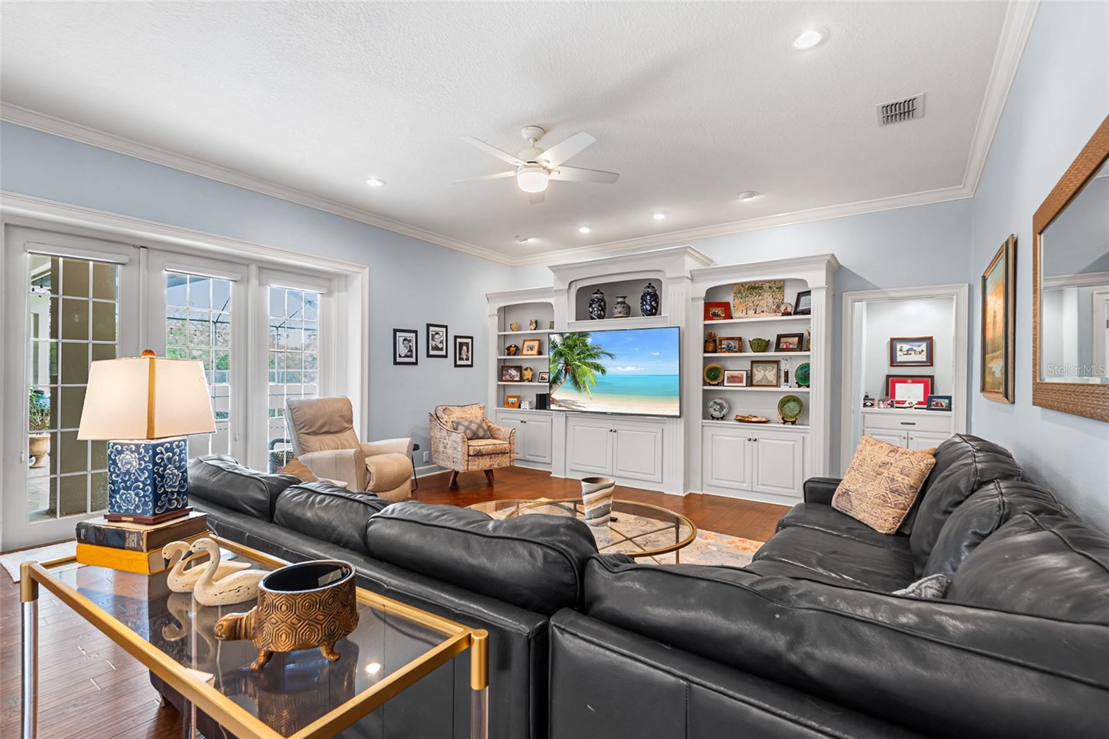 Listing photo id 24 for 902 Hanover Way