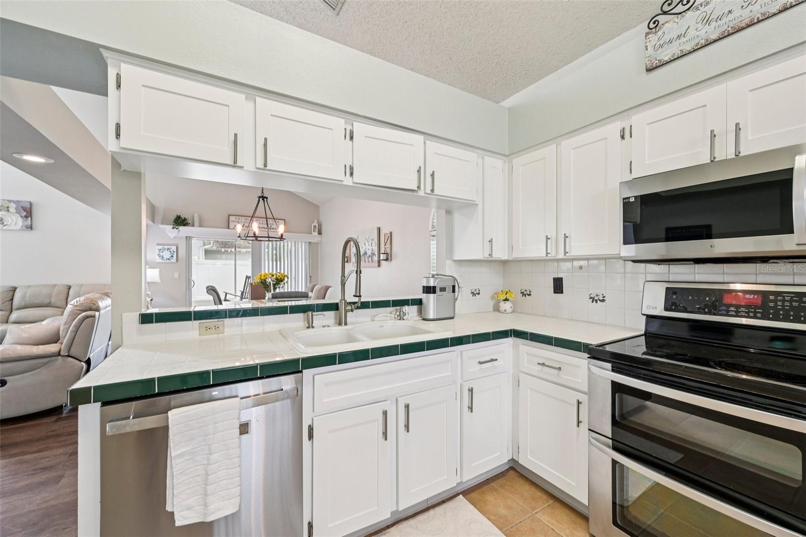 Listing photo id 10 for 13310 Beechberry Drive