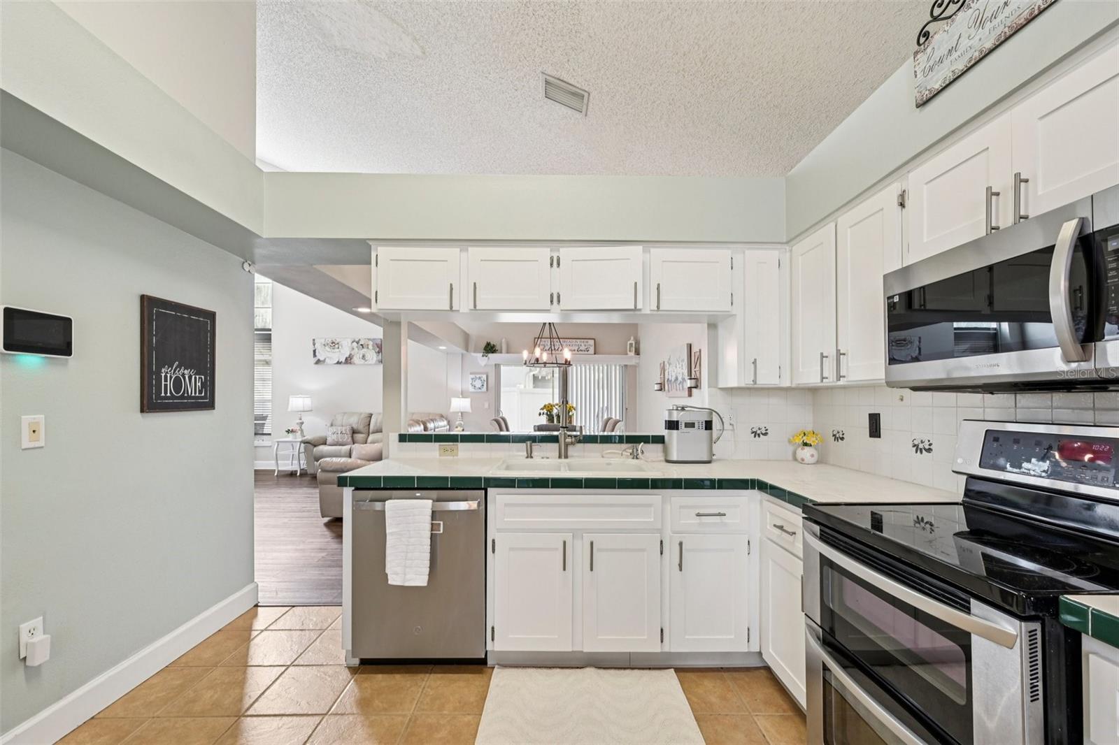 Listing photo id 12 for 13310 Beechberry Drive