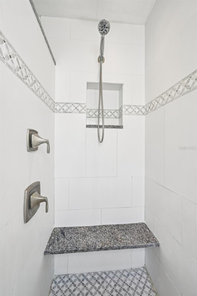 Listing photo id 18 for 13310 Beechberry Drive