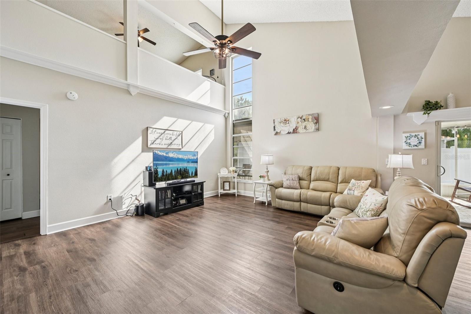 Listing photo id 4 for 13310 Beechberry Drive