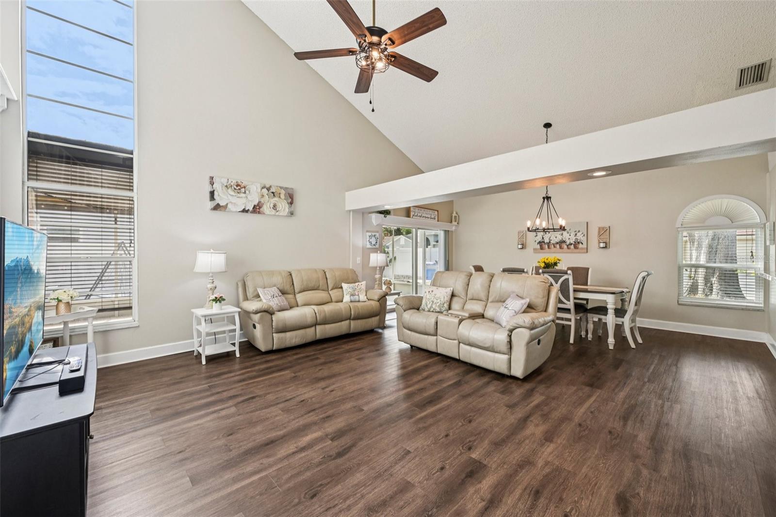 Listing photo id 5 for 13310 Beechberry Drive