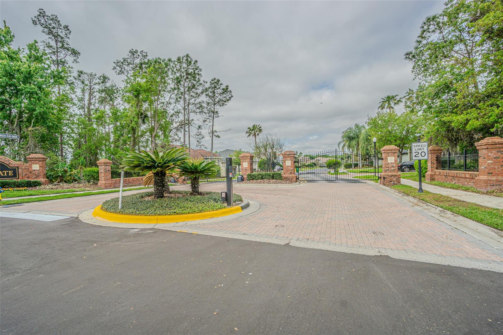 Listing photo id 52 for 27053 Winged Elm Drive