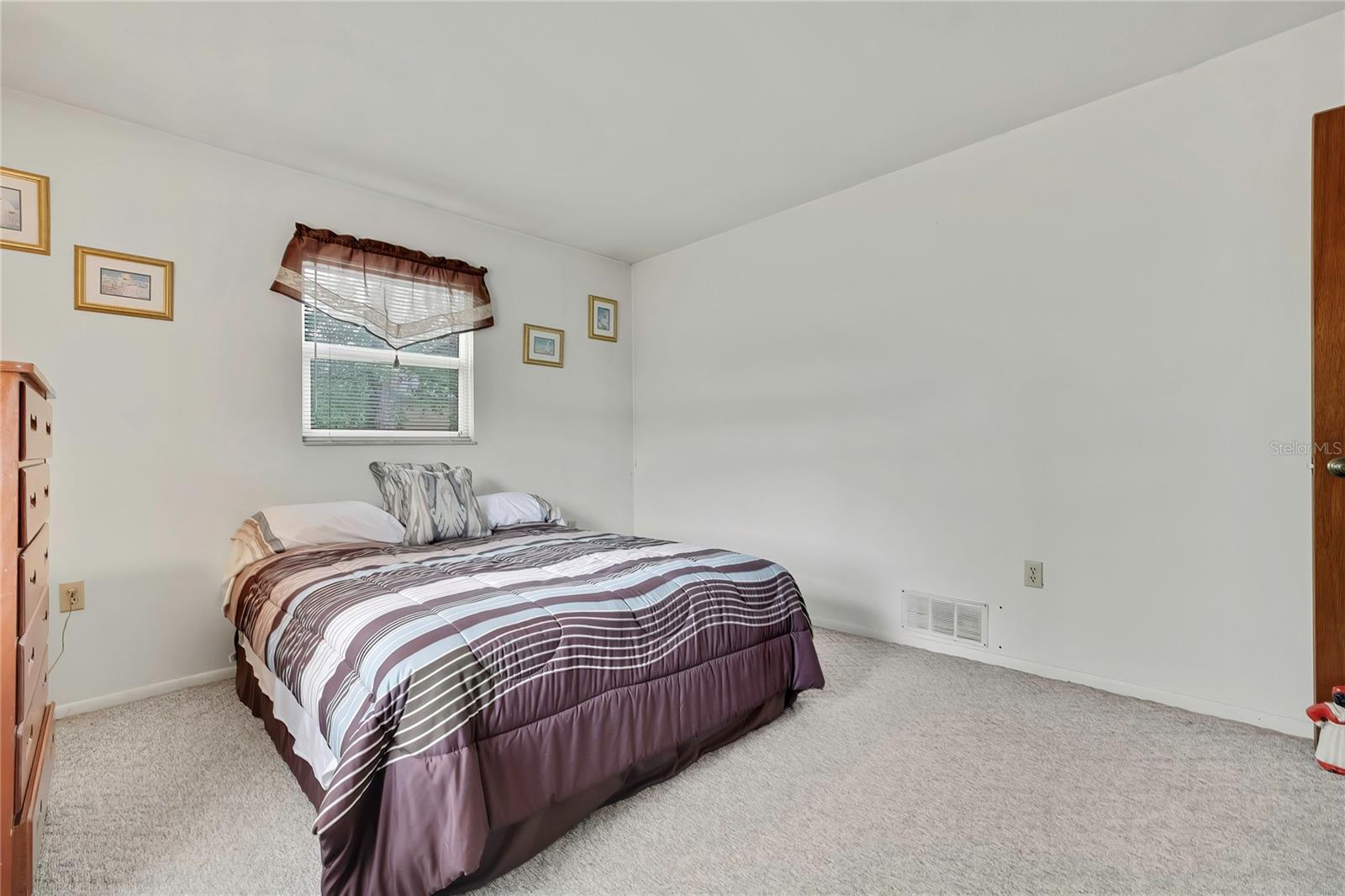 Image 27 of 33 For 11323 Elgin Boulevard