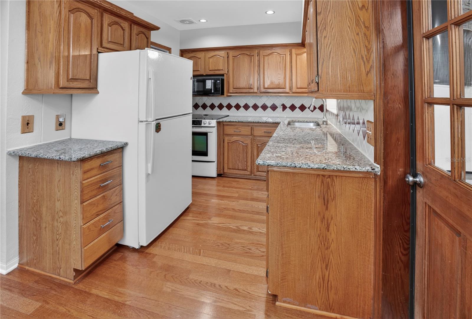 Listing photo id 3 for 4745 14th Avenue N