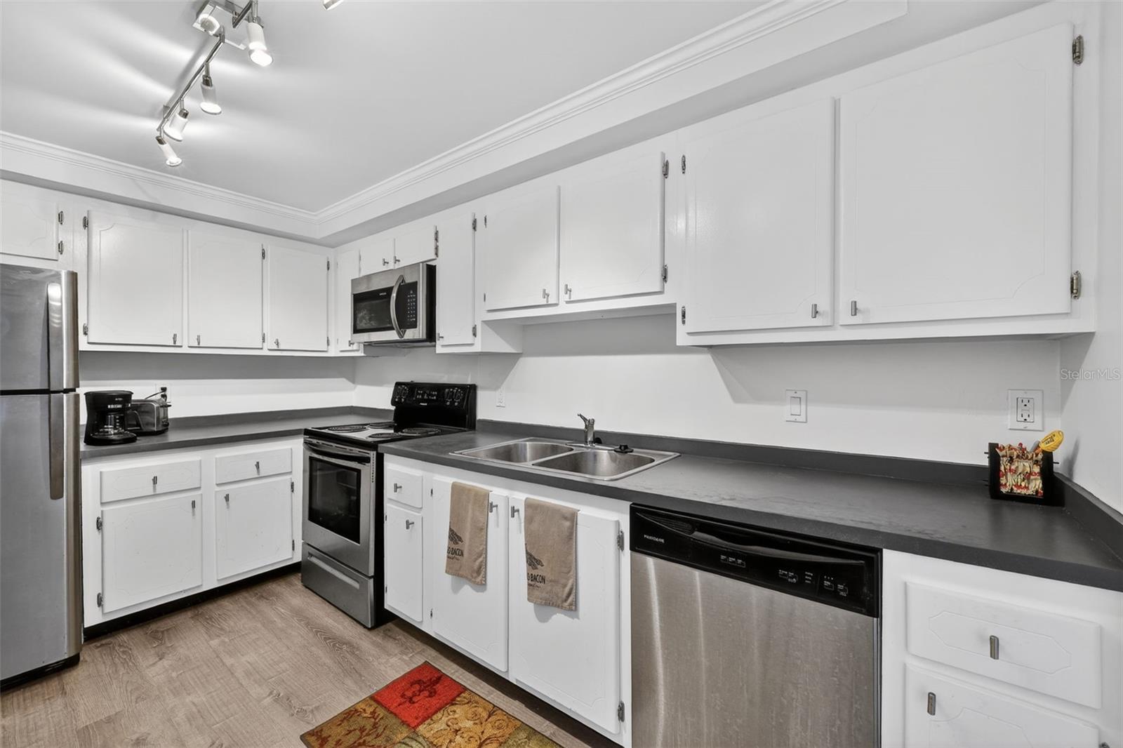 Image 23 of 46 For 255 Dolphin Point 211