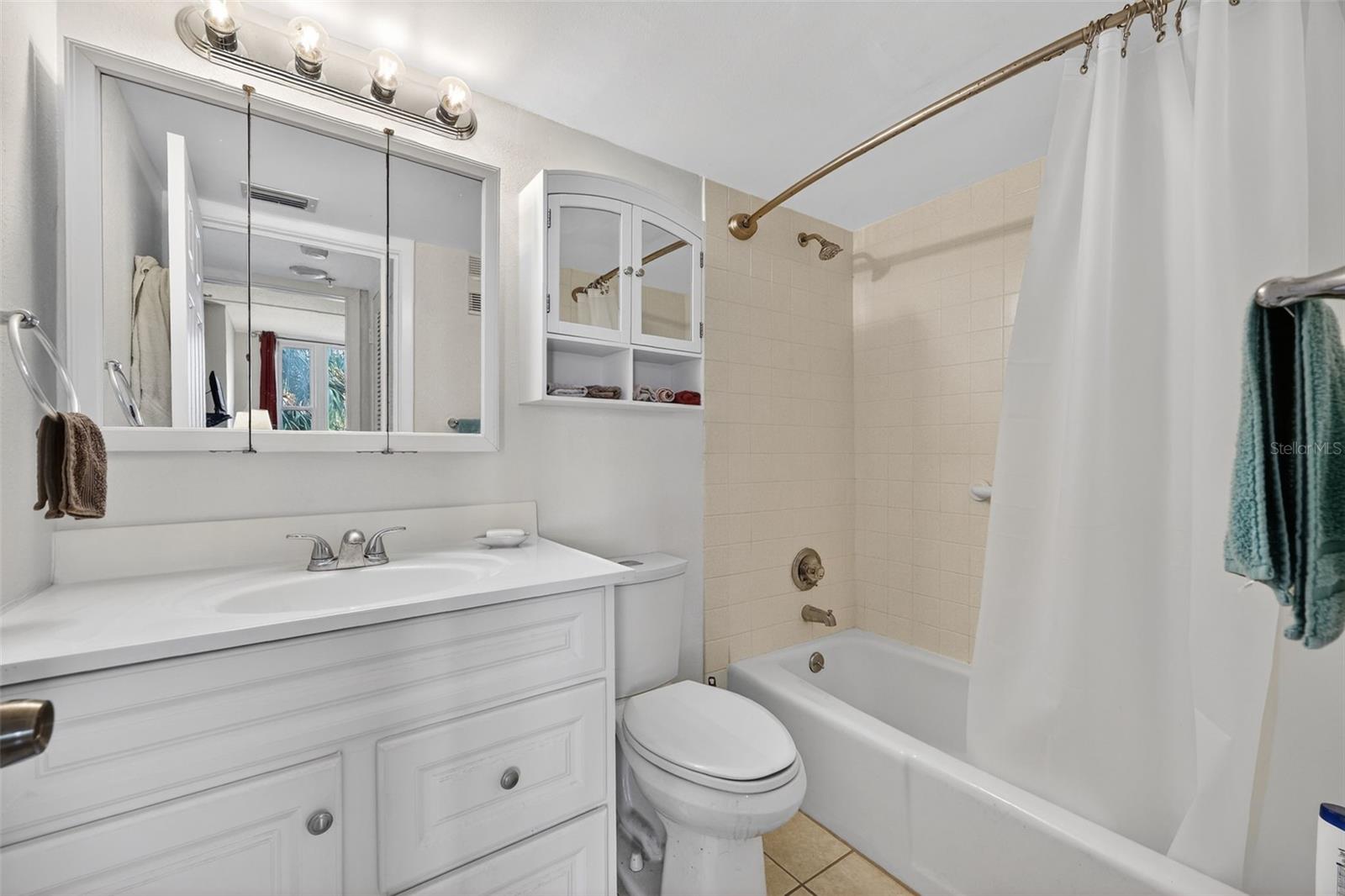 Image 29 of 46 For 255 Dolphin Point 211