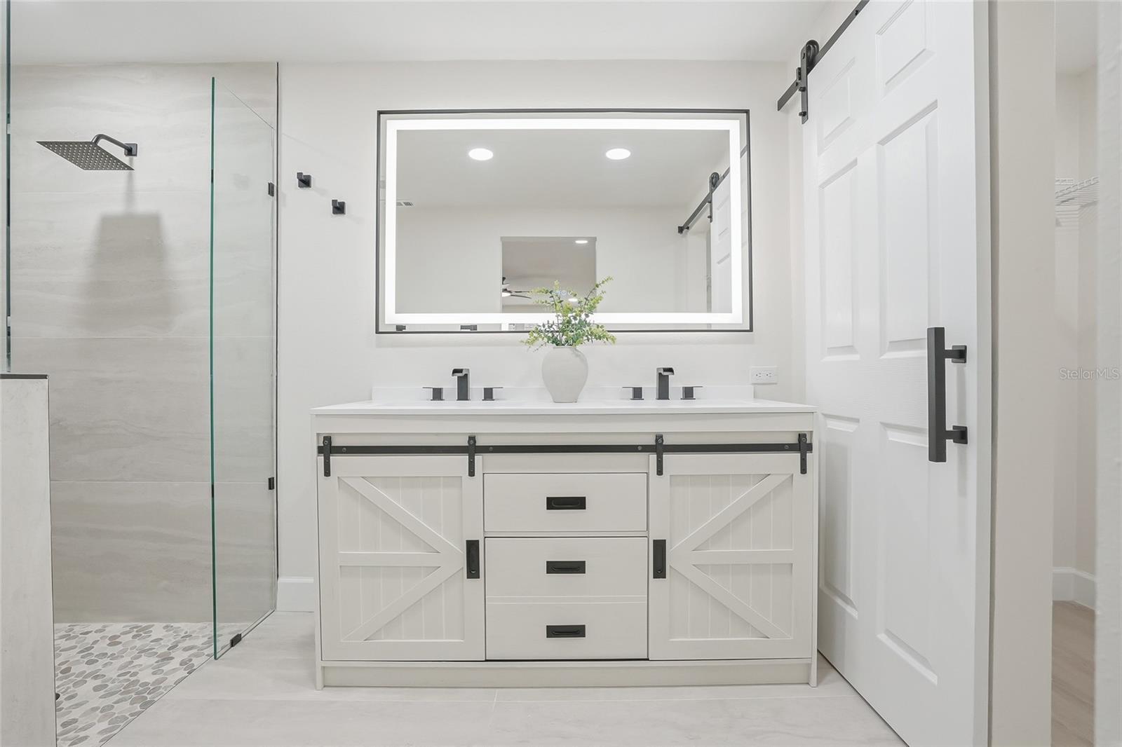 Listing photo id 18 for 4329 12th Avenue N