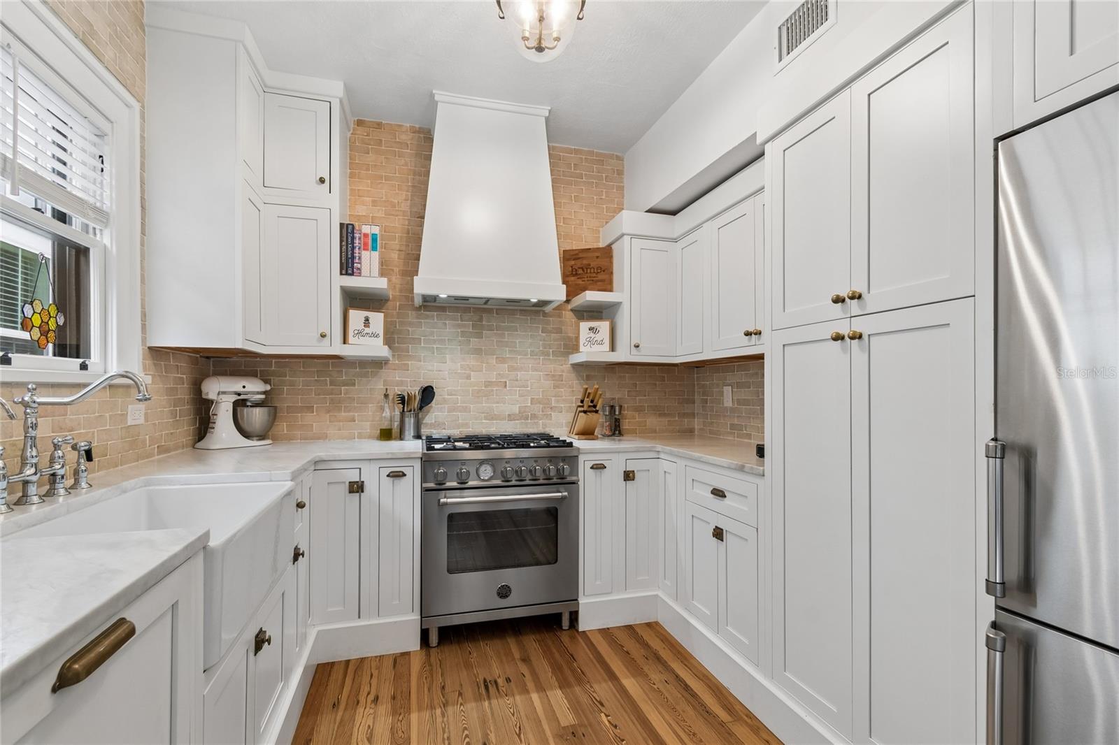 Listing photo id 13 for 1126 16th Avenue N