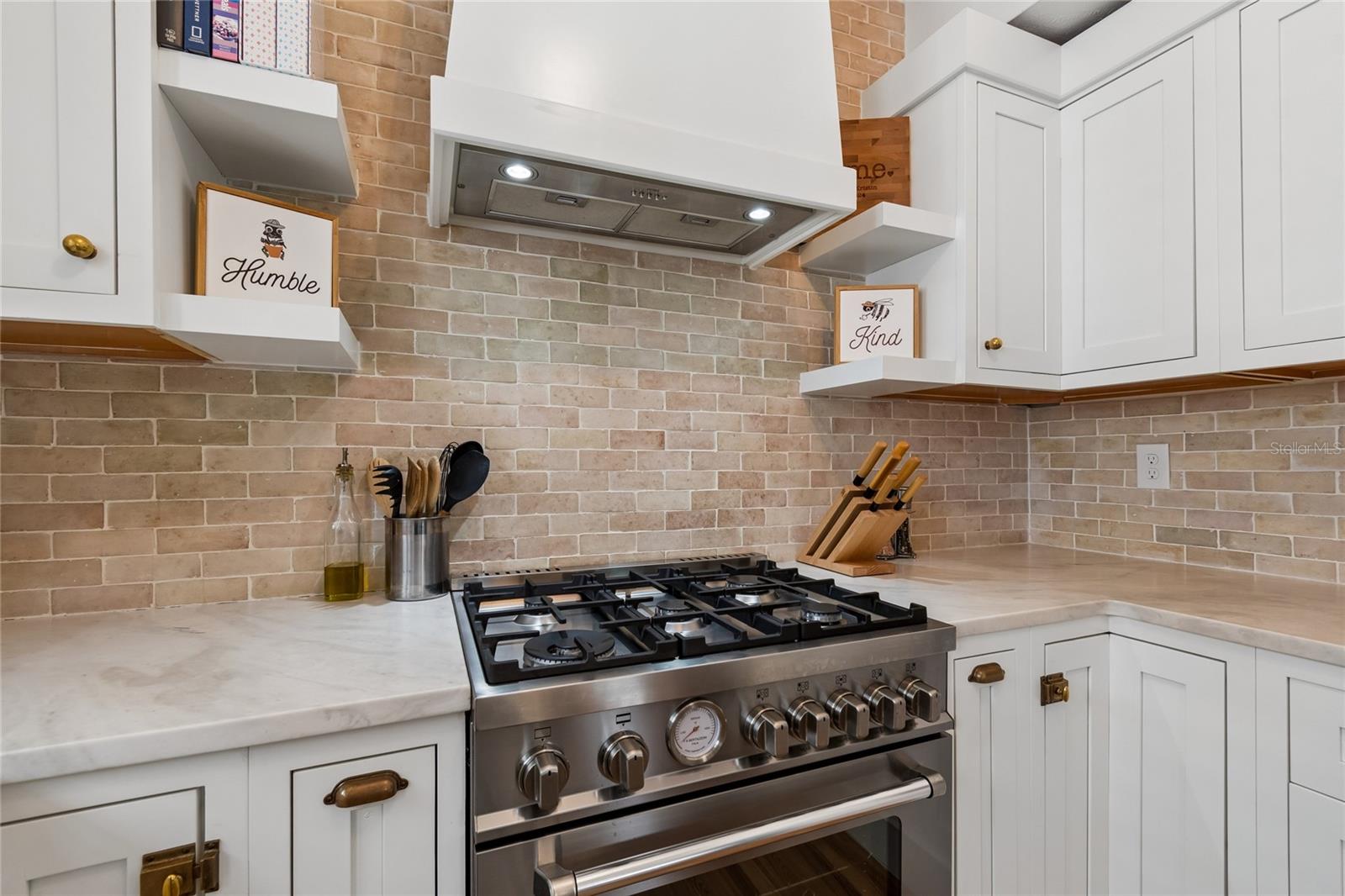 Listing photo id 14 for 1126 16th Avenue N