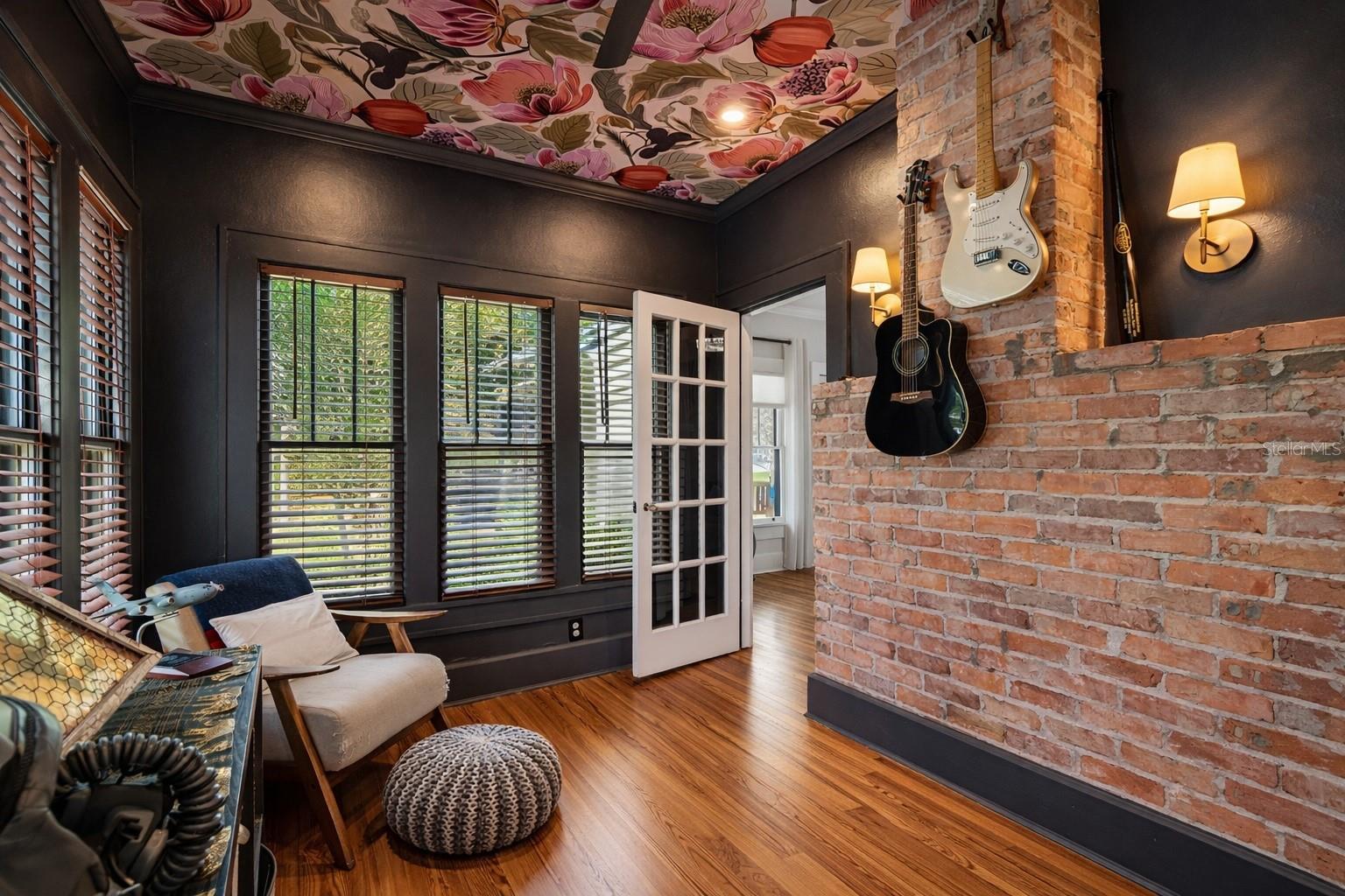 Listing photo id 17 for 1126 16th Avenue N