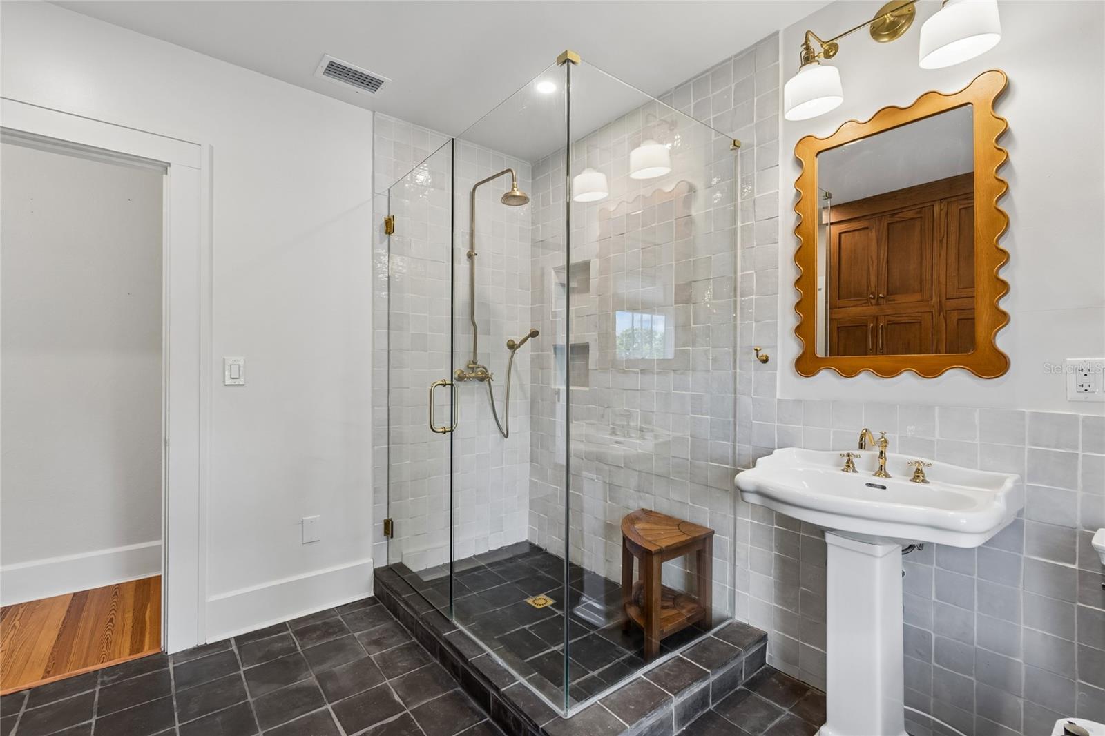 Listing photo id 30 for 1126 16th Avenue N