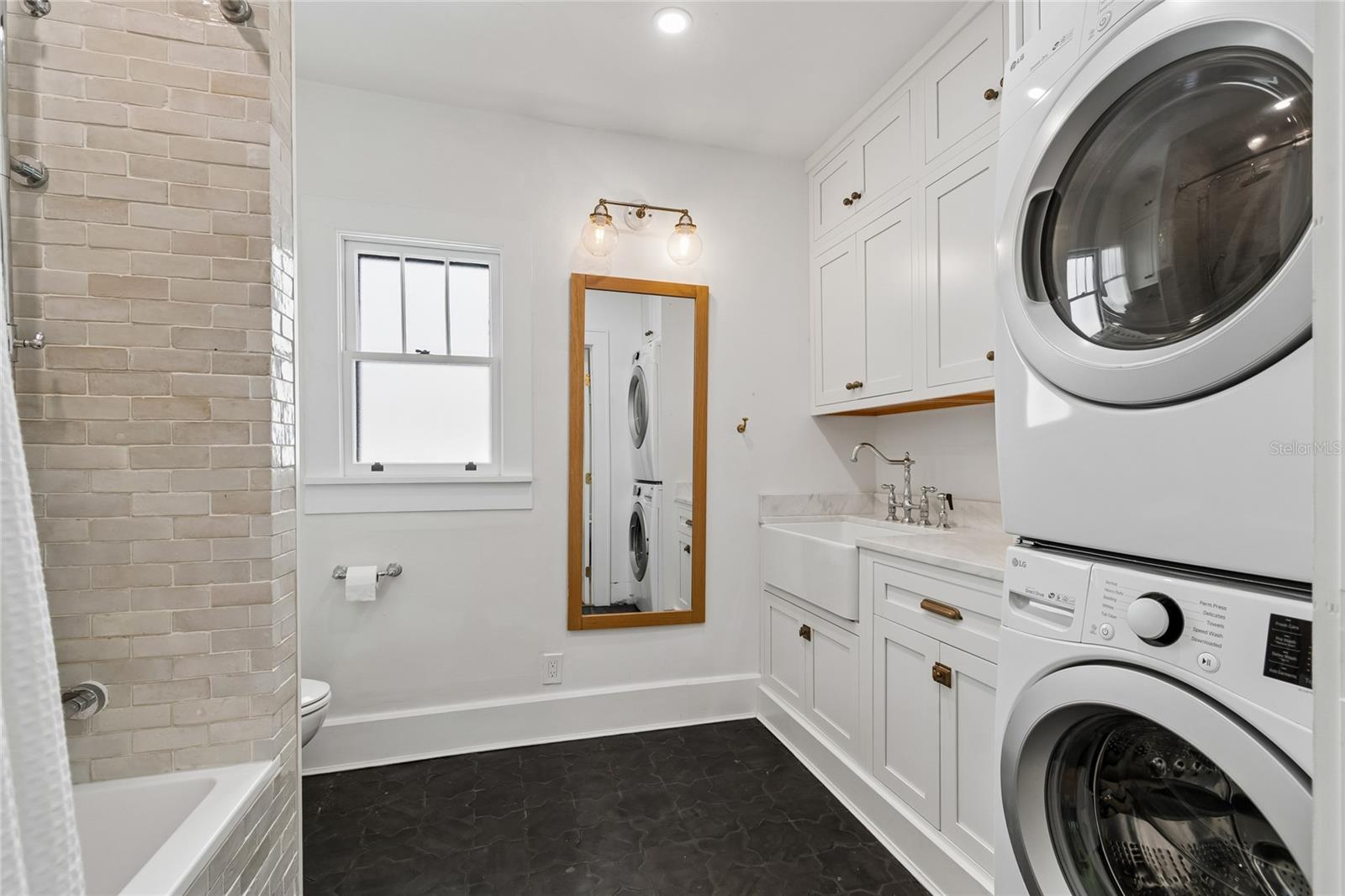 Listing photo id 34 for 1126 16th Avenue N