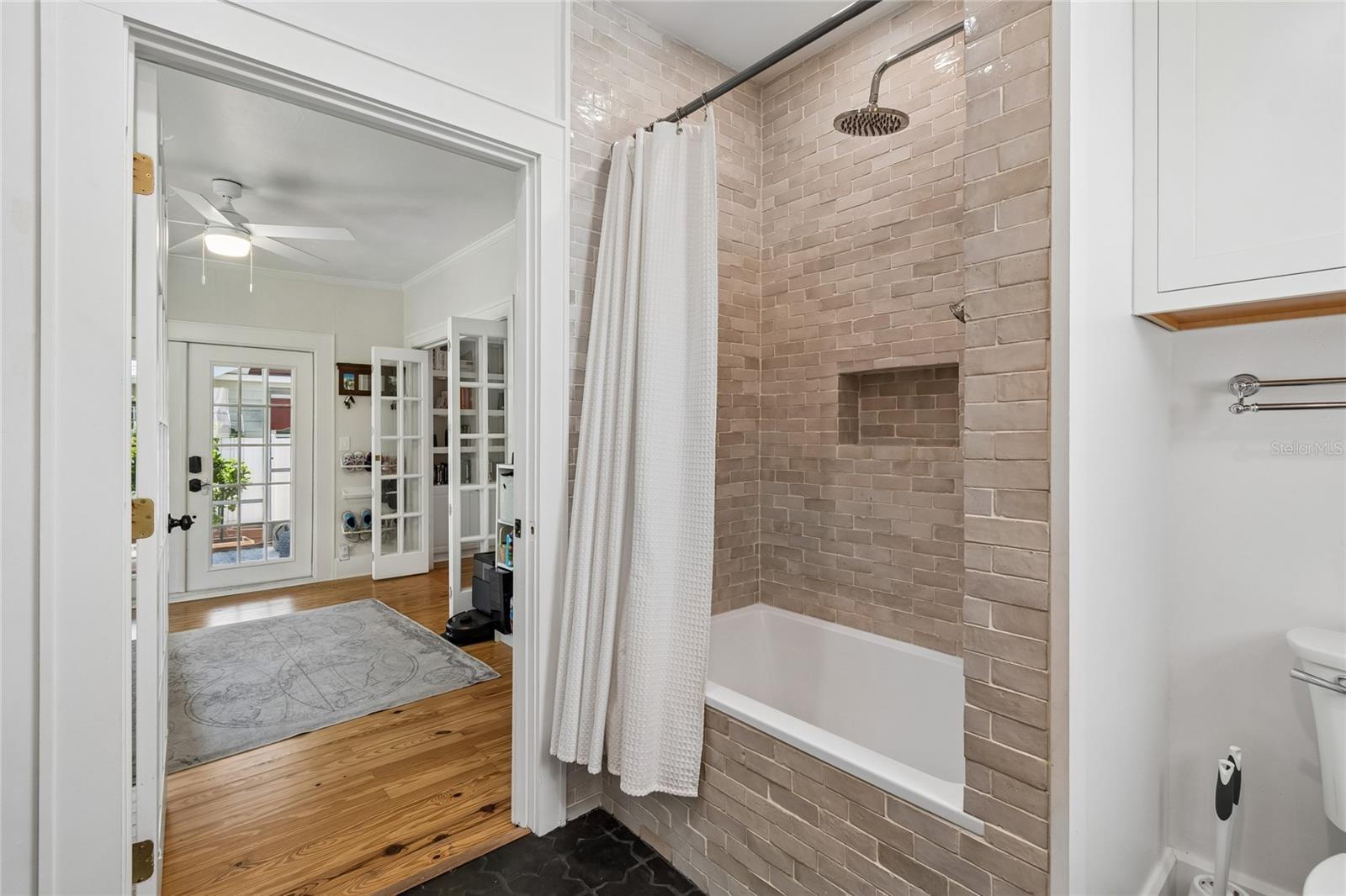 Listing photo id 35 for 1126 16th Avenue N