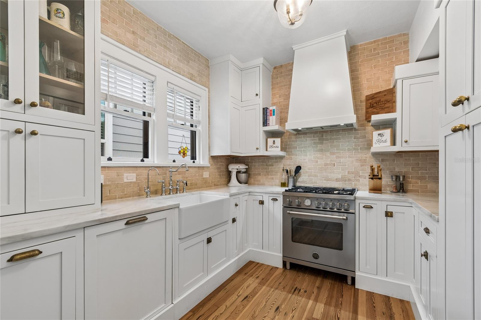 Listing photo id 3 for 1126 16th Avenue N