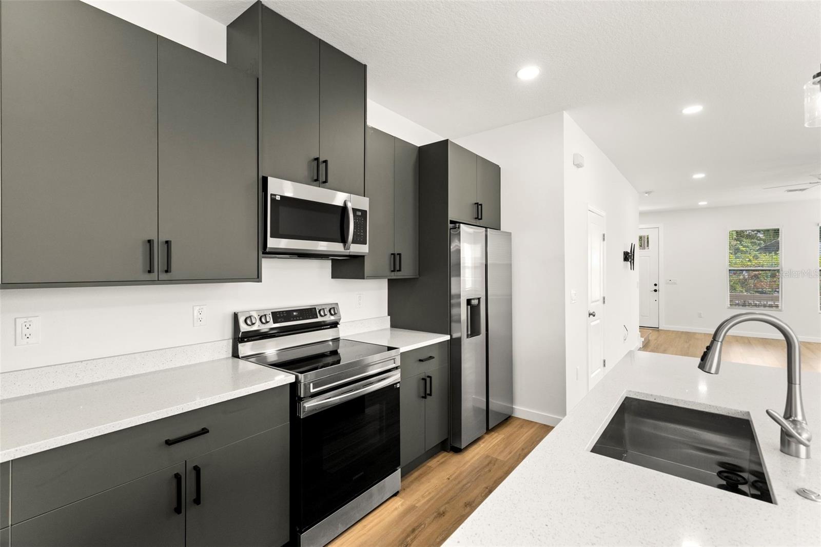 Listing photo id 9 for 210 Columbus Drive 1-3