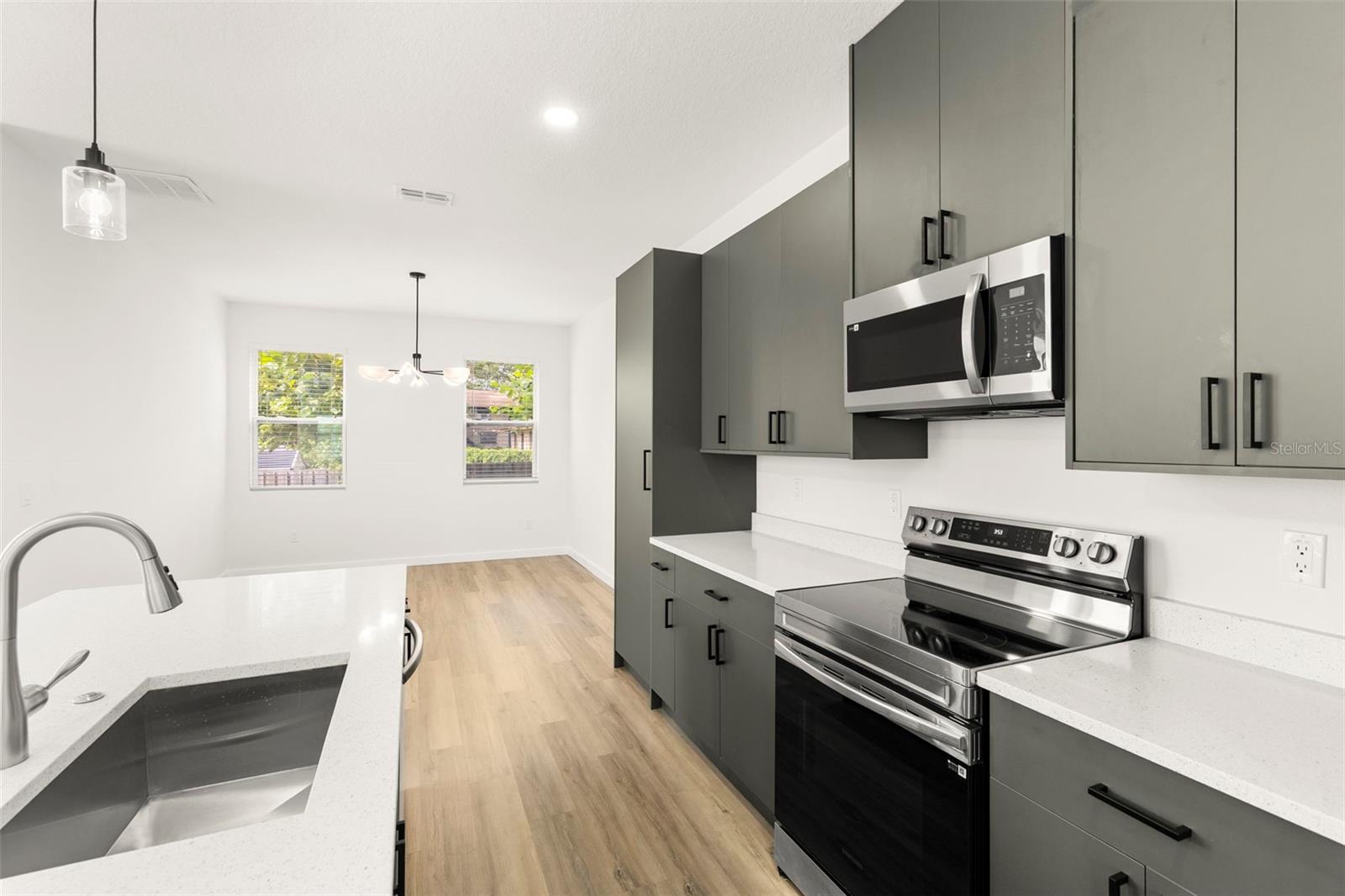 Listing photo id 12 for 210 Columbus Drive 1-3