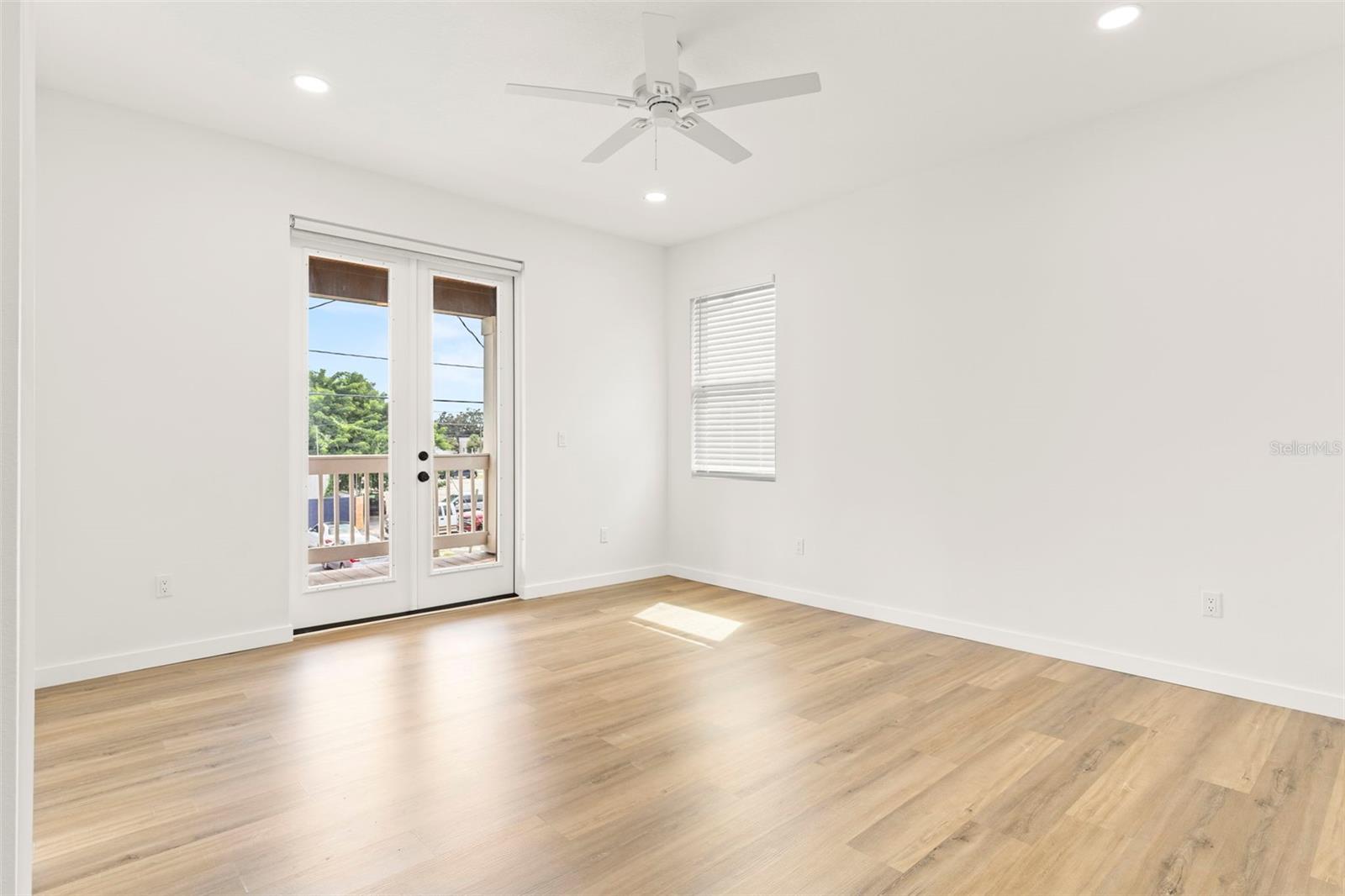 Listing photo id 15 for 210 Columbus Drive 1-3