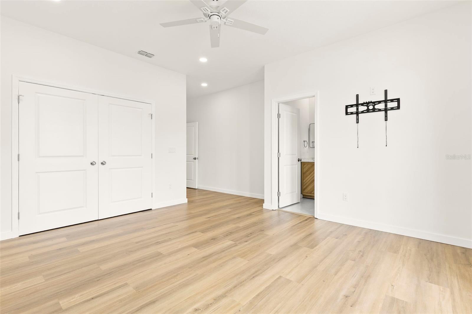 Listing photo id 16 for 210 Columbus Drive 1-3