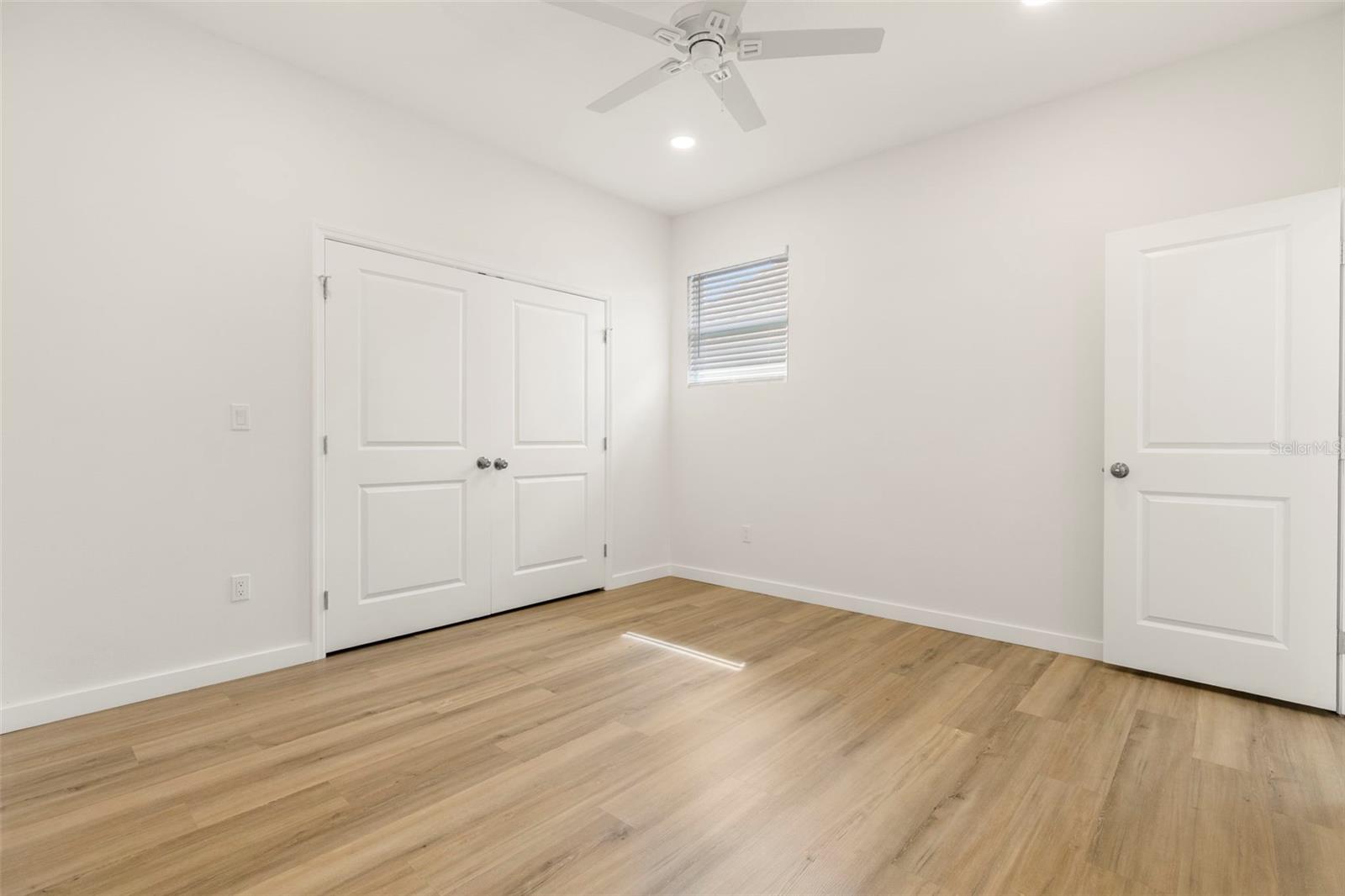 Listing photo id 20 for 210 Columbus Drive 1-3