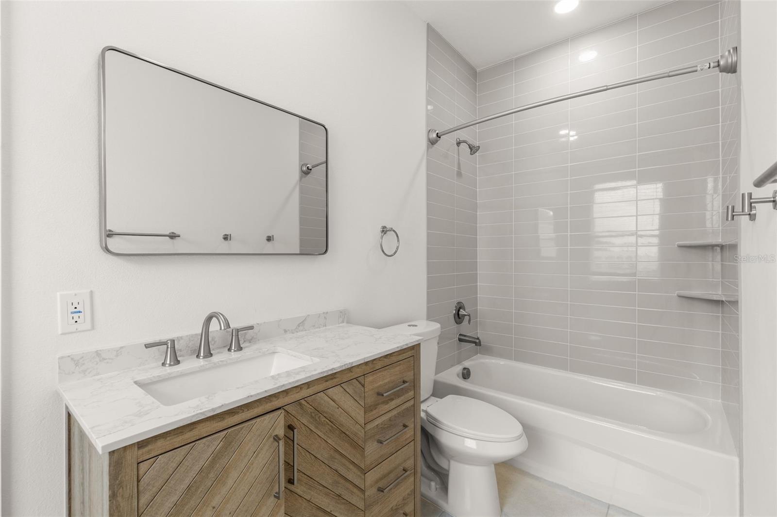 Listing photo id 22 for 210 Columbus Drive 1-3