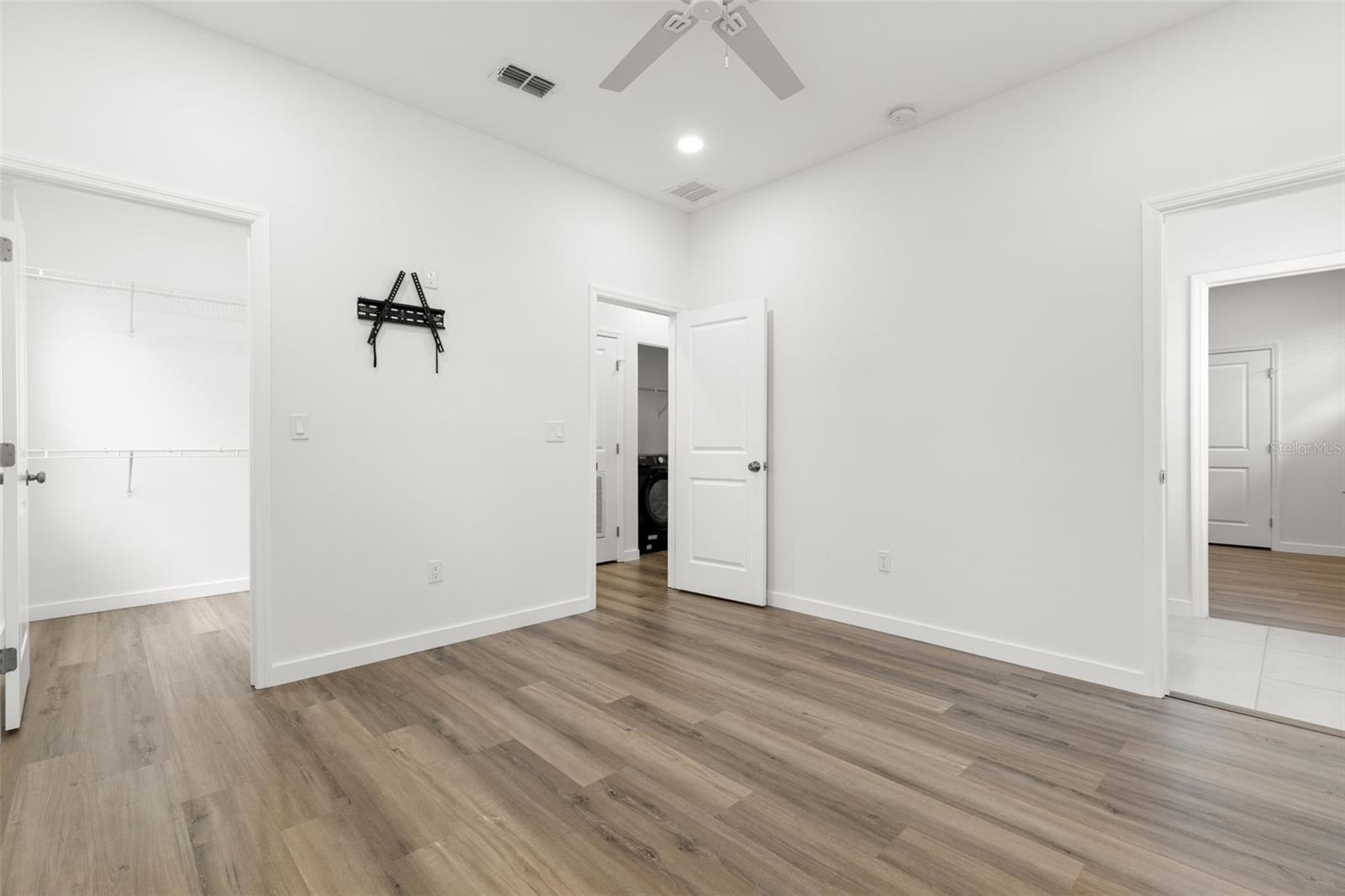 Listing photo id 24 for 210 Columbus Drive 1-3