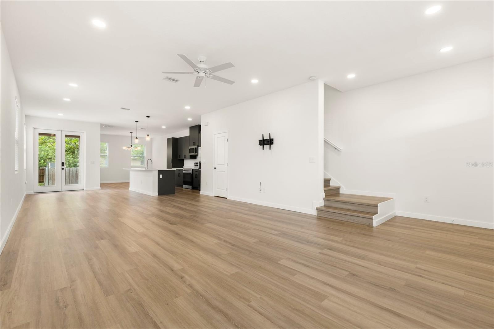 Listing photo id 2 for 210 Columbus Drive 1-3