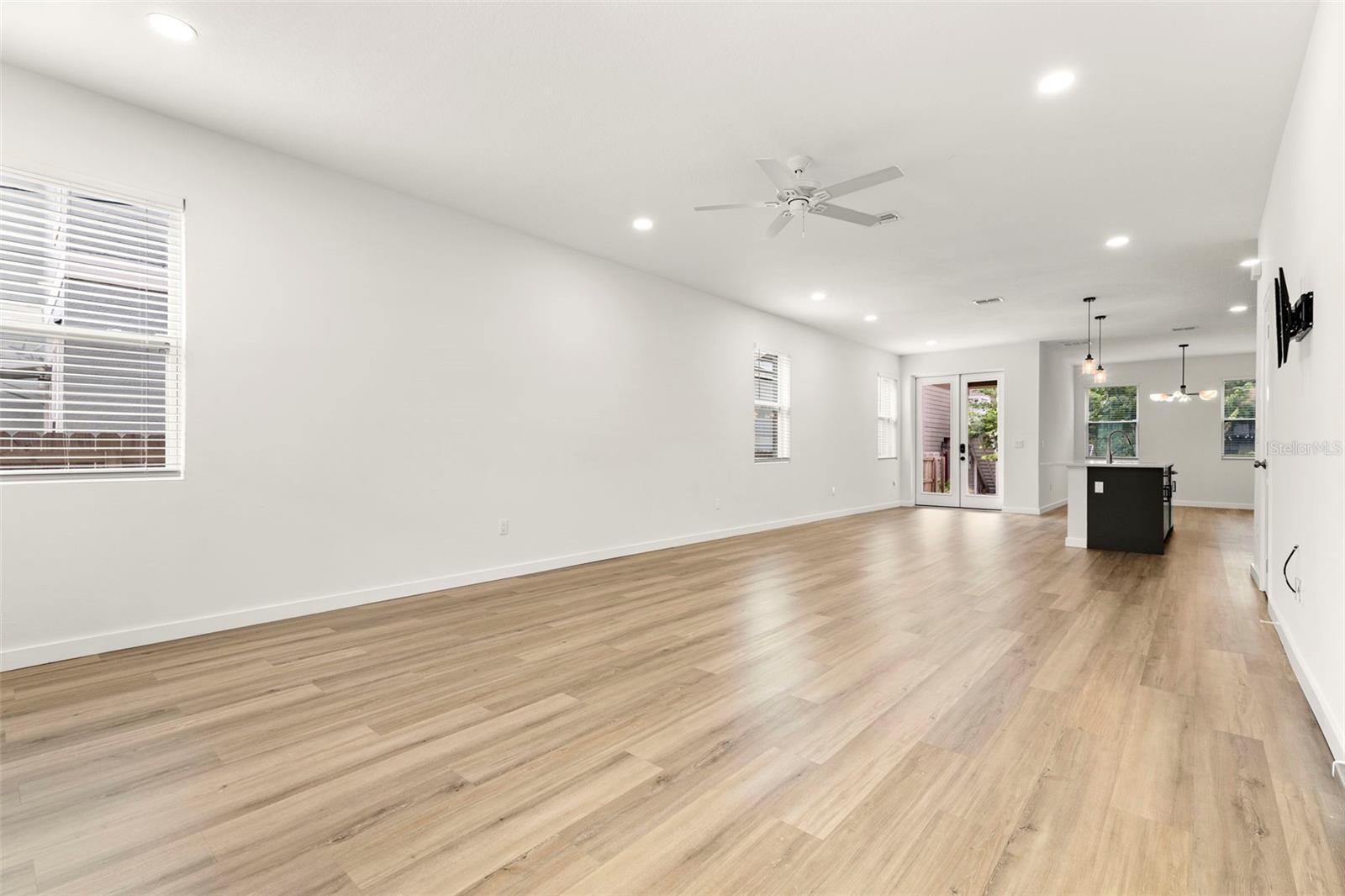 Listing photo id 3 for 210 Columbus Drive 1-3