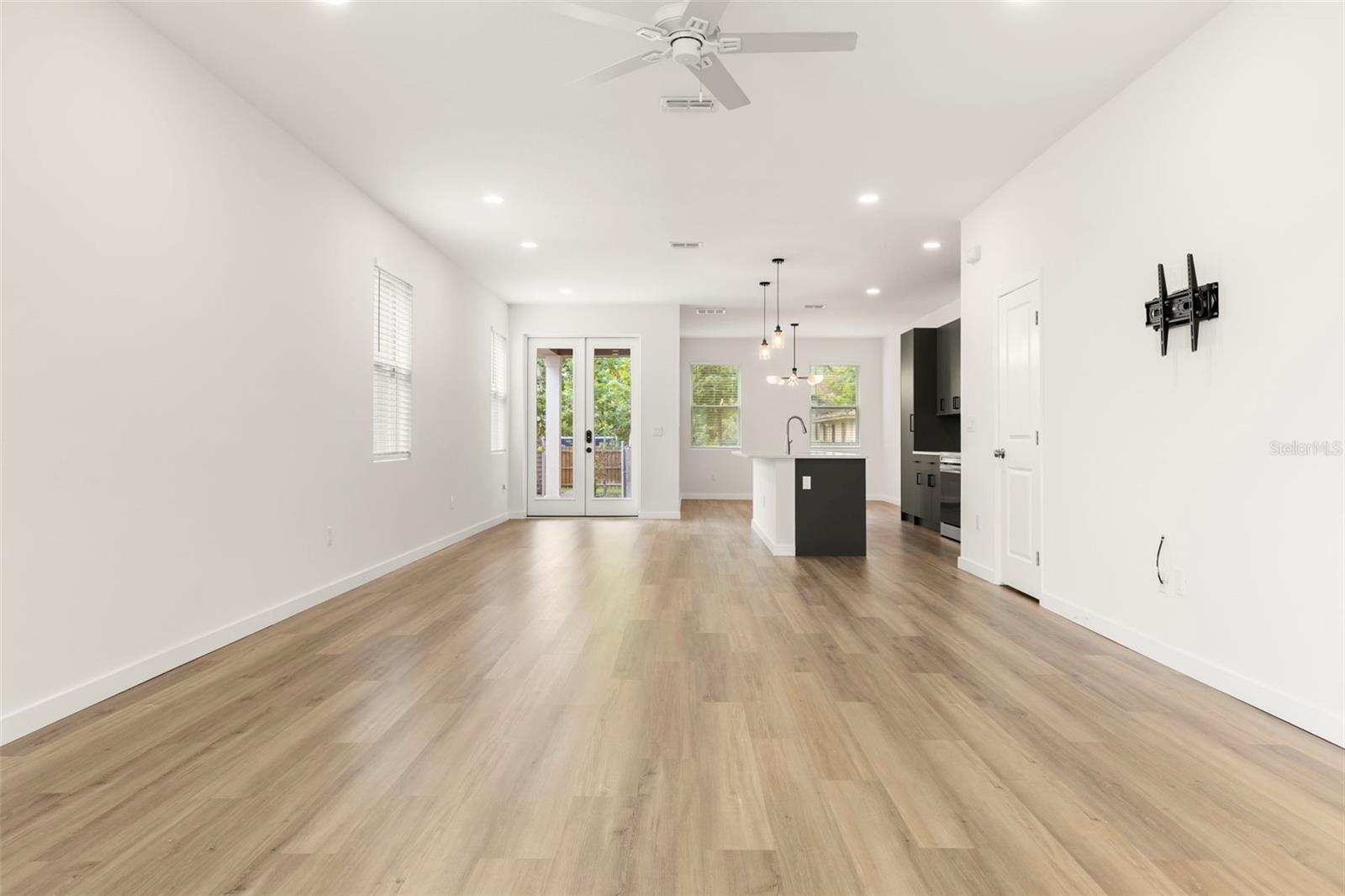 Listing photo id 4 for 210 Columbus Drive 1-3