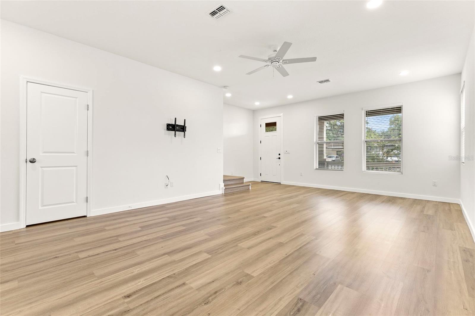 Listing photo id 5 for 210 Columbus Drive 1-3