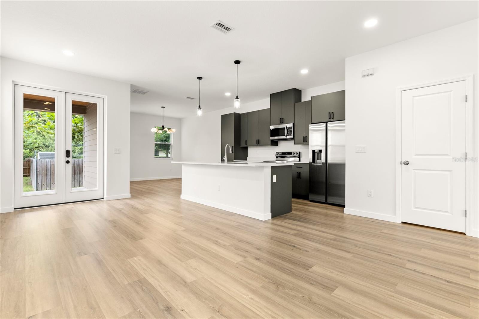 Listing photo id 6 for 210 Columbus Drive 1-3