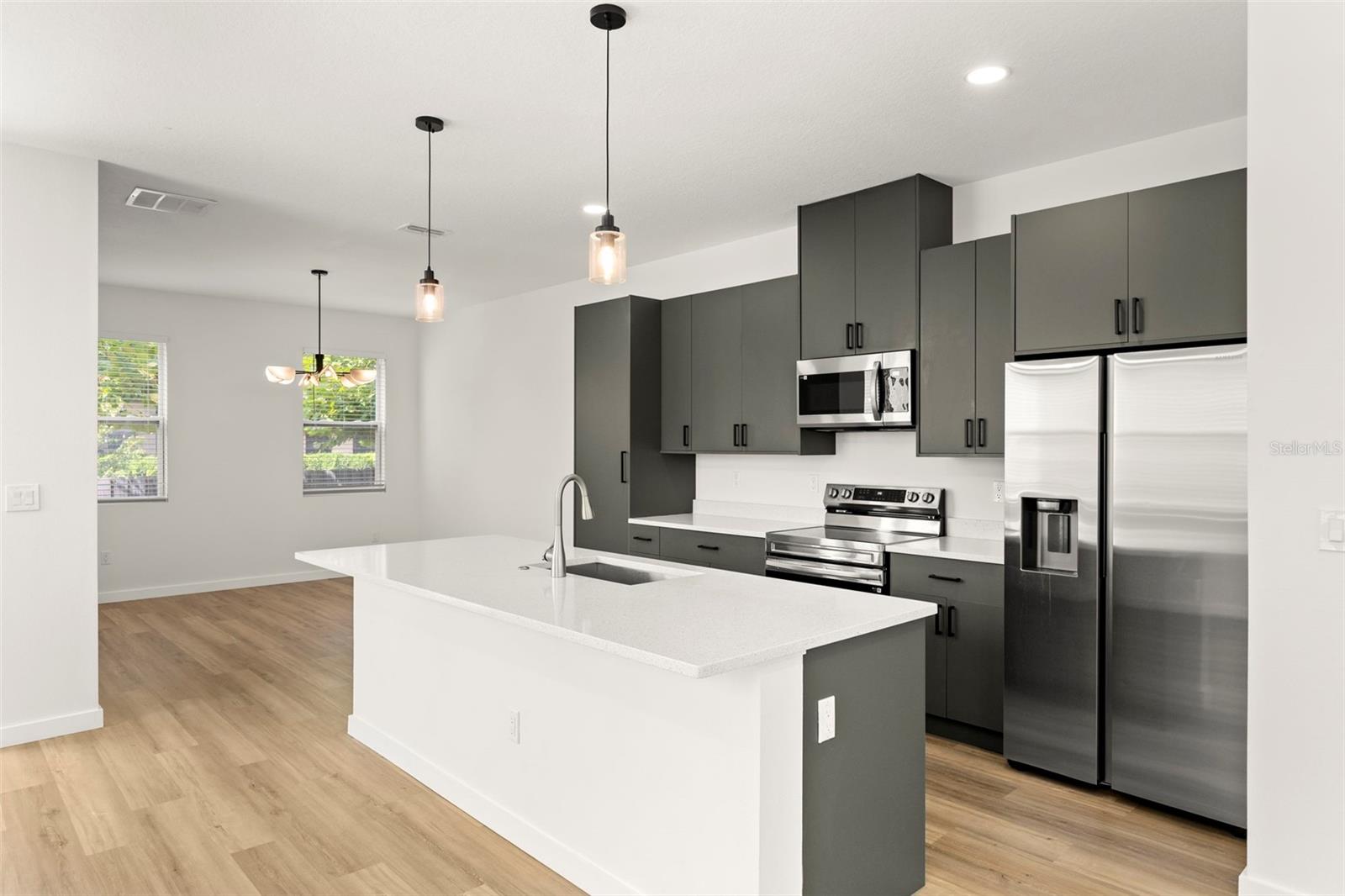 Listing photo id 7 for 210 Columbus Drive 1-3