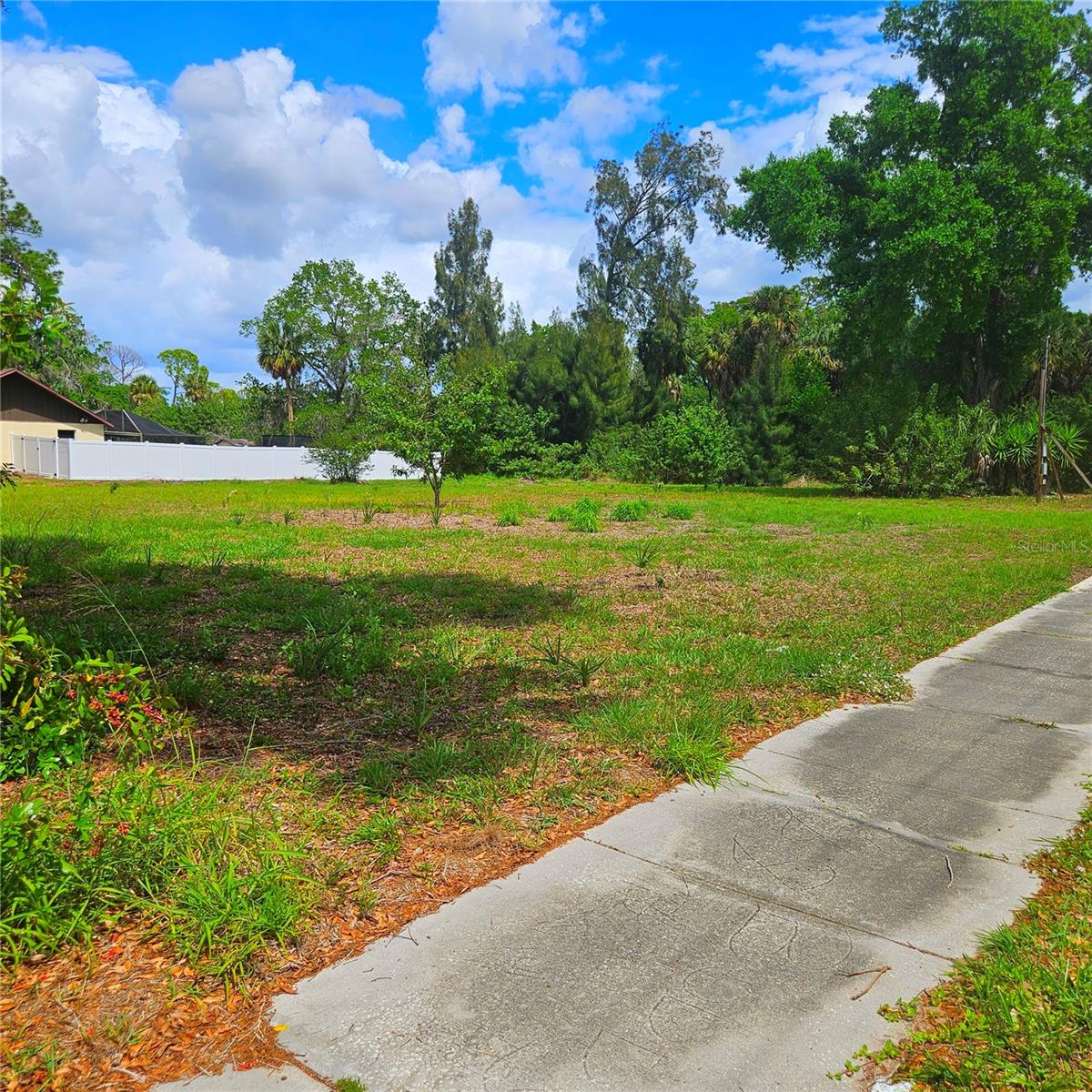 Image 4 of 7 For 919 College Avenue W