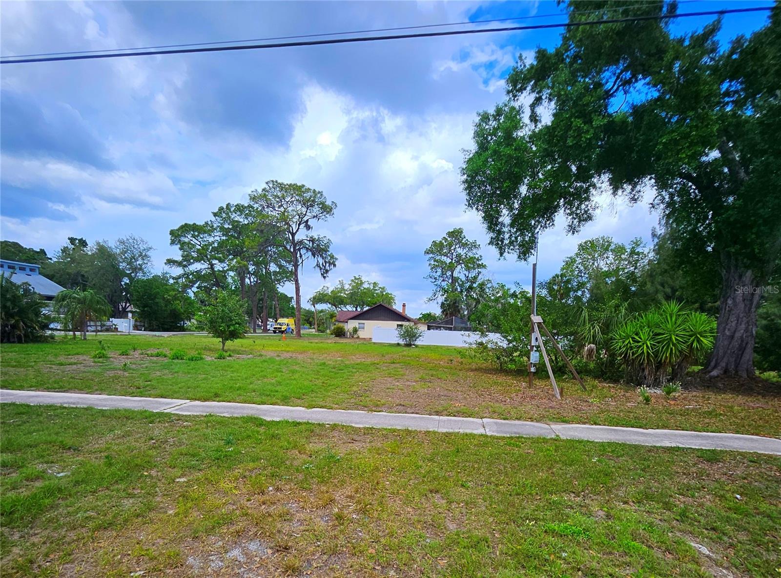 Image 6 of 7 For 919 College Avenue W