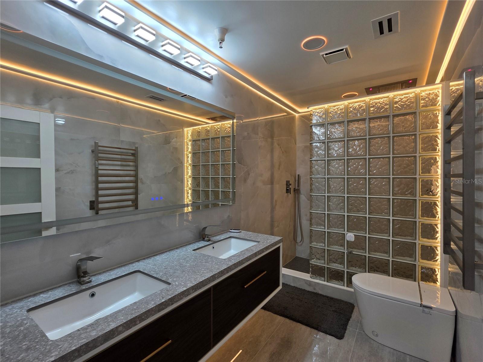 Listing photo id 10 for 13500 Gulf Boulevard 702