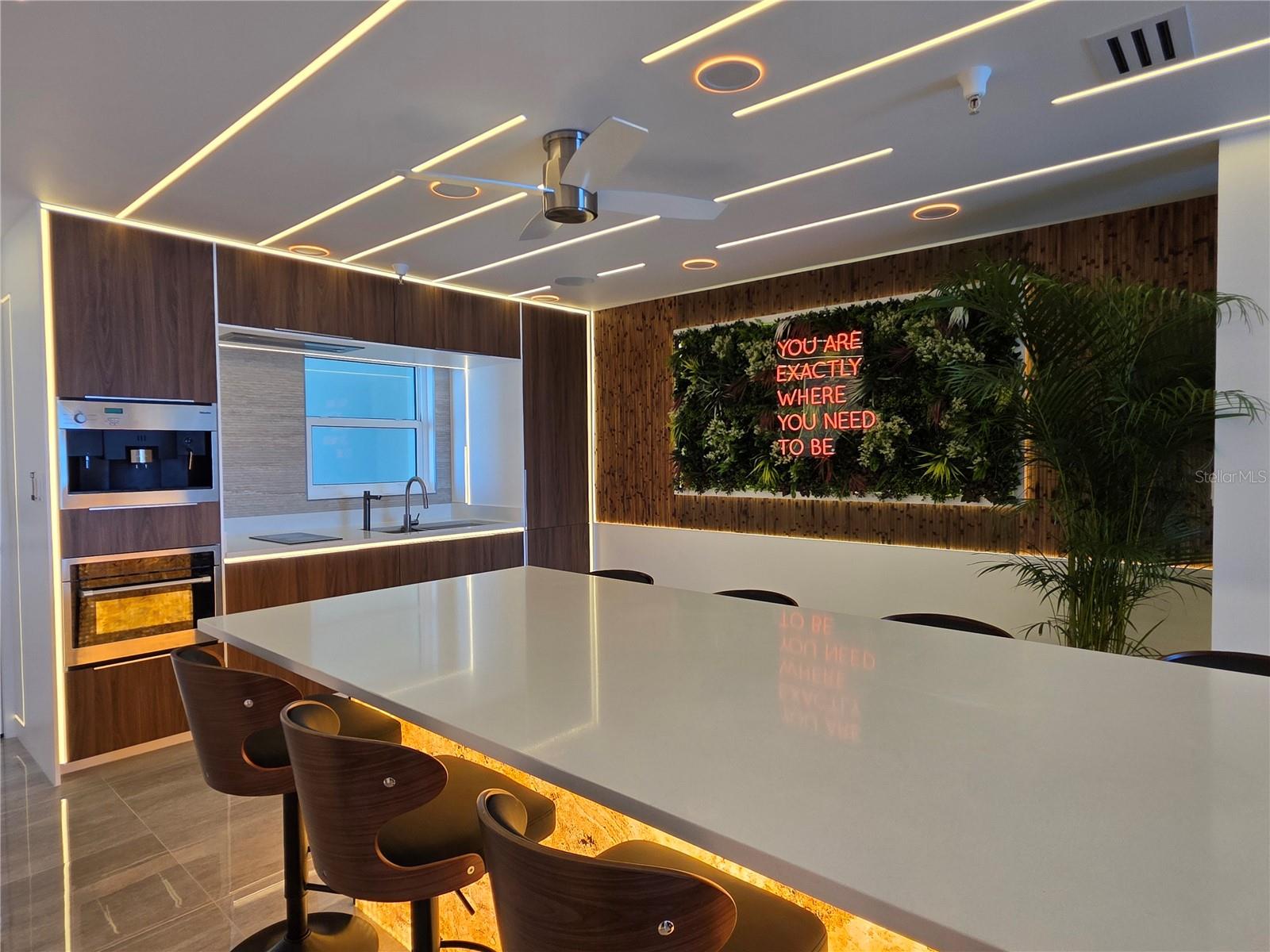 Listing photo id 3 for 13500 Gulf Boulevard 702