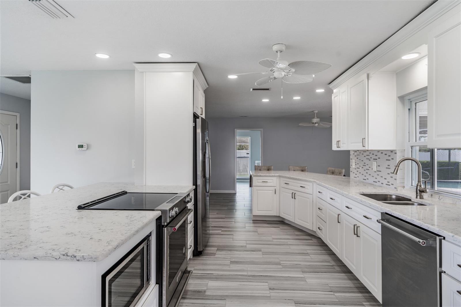 Listing photo id 12 for 3267 Springwood Drive