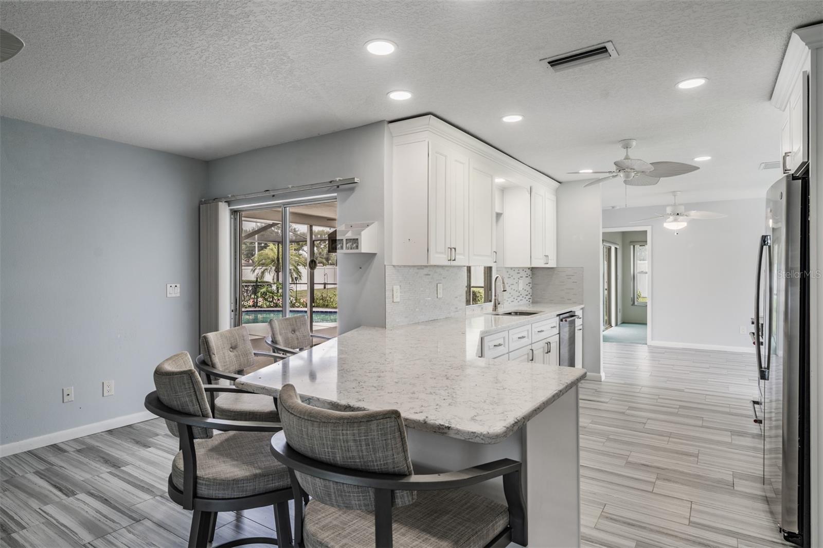 Listing photo id 13 for 3267 Springwood Drive