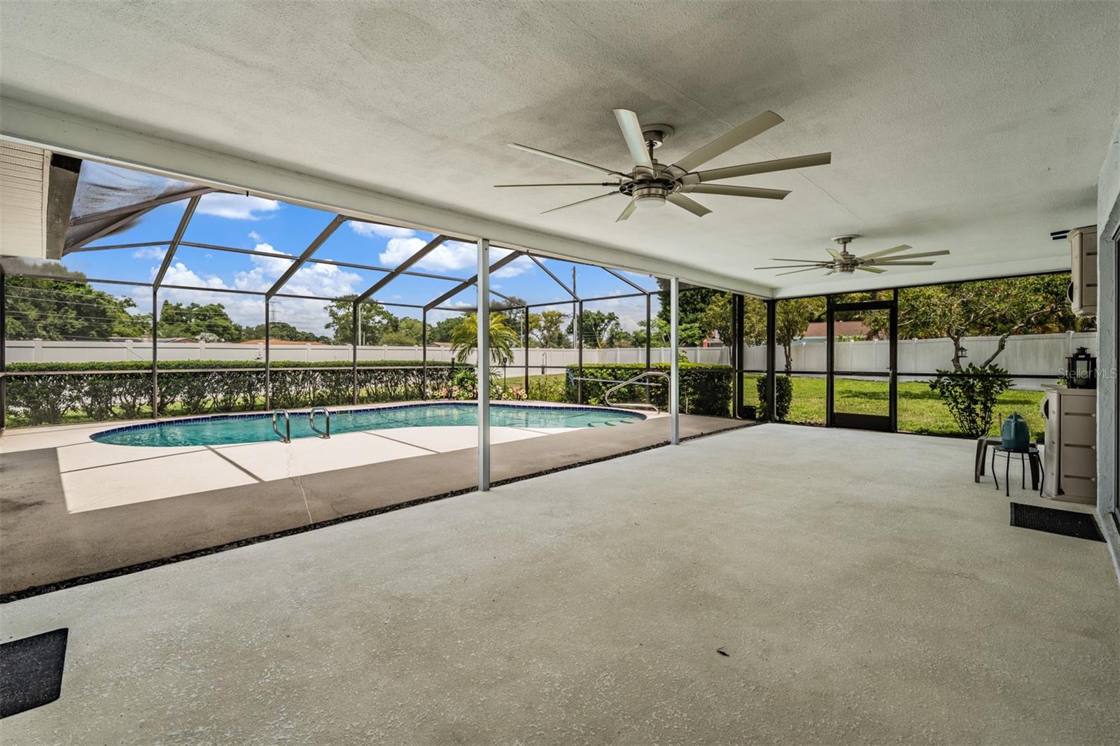 Listing photo id 25 for 3267 Springwood Drive