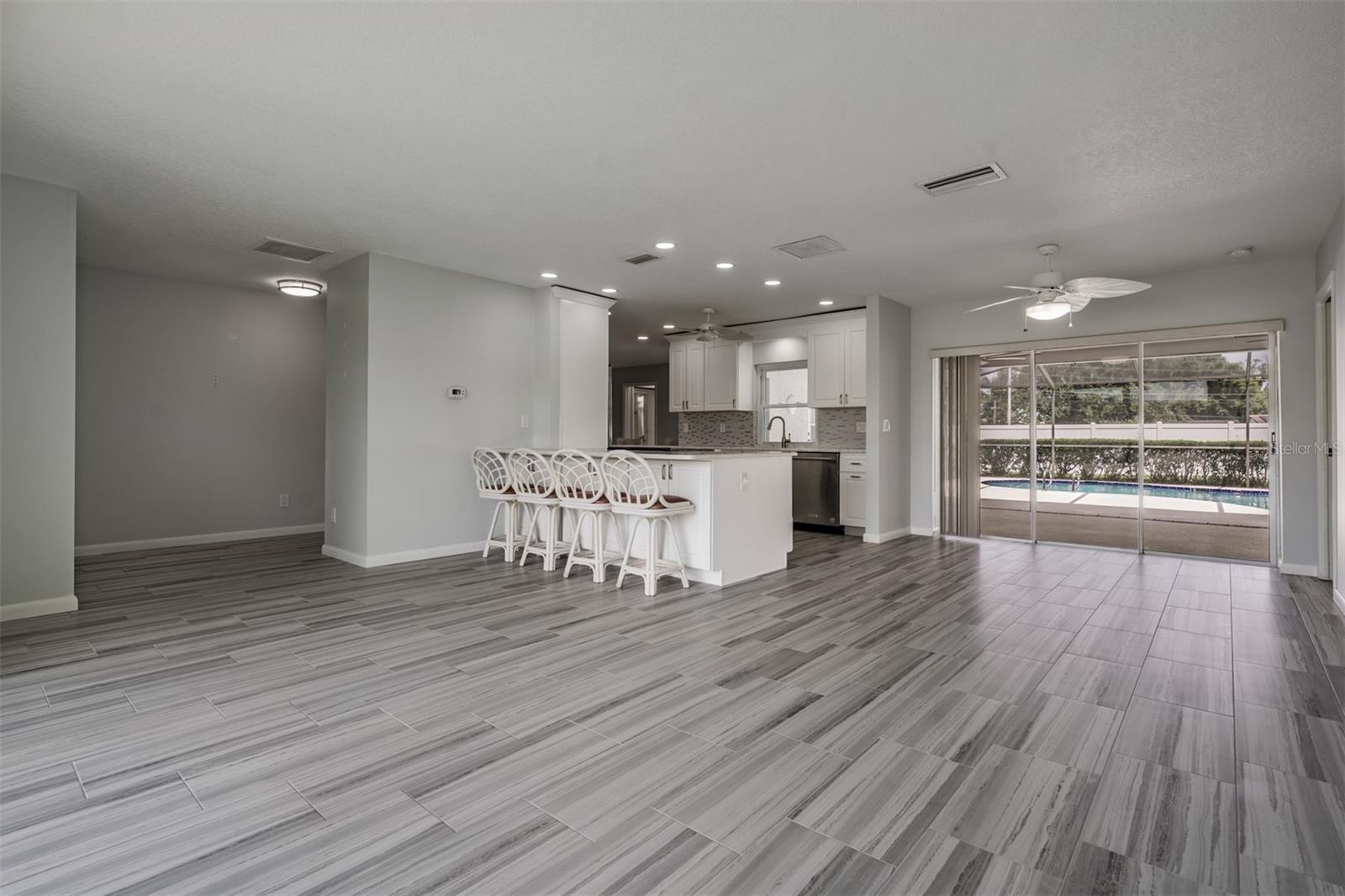 Listing photo id 5 for 3267 Springwood Drive