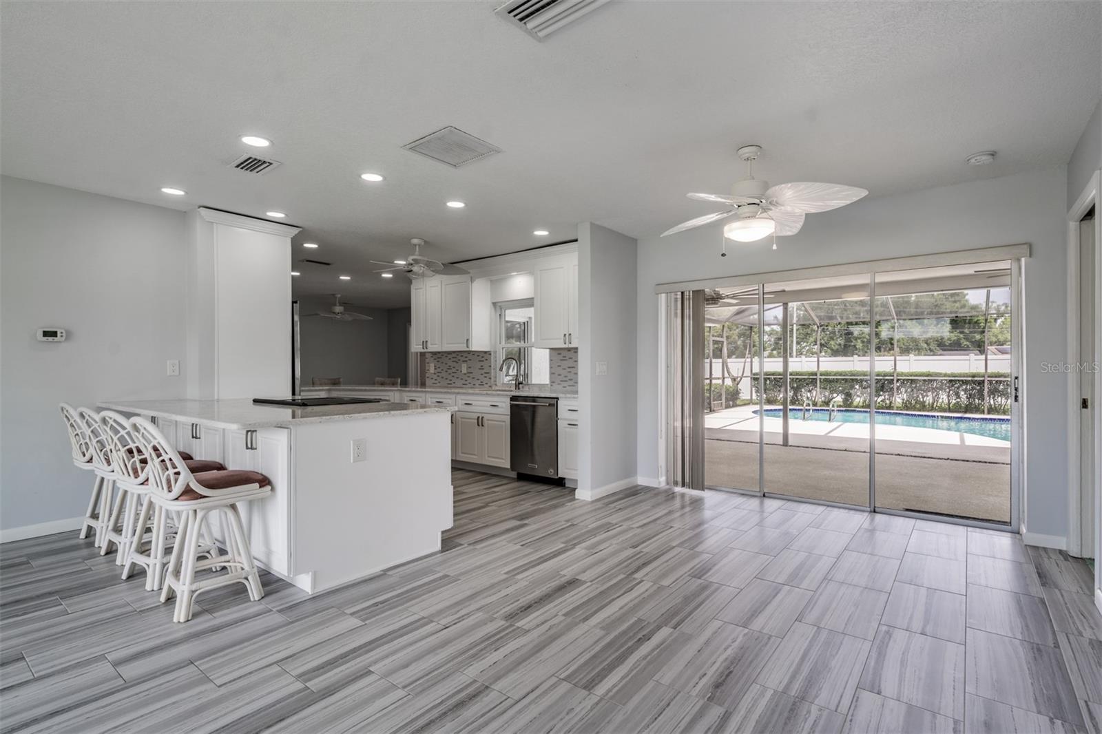 Listing photo id 6 for 3267 Springwood Drive