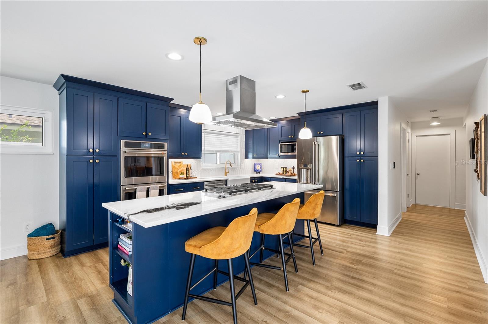 Listing photo id 11 for 1201 87th Avenue N