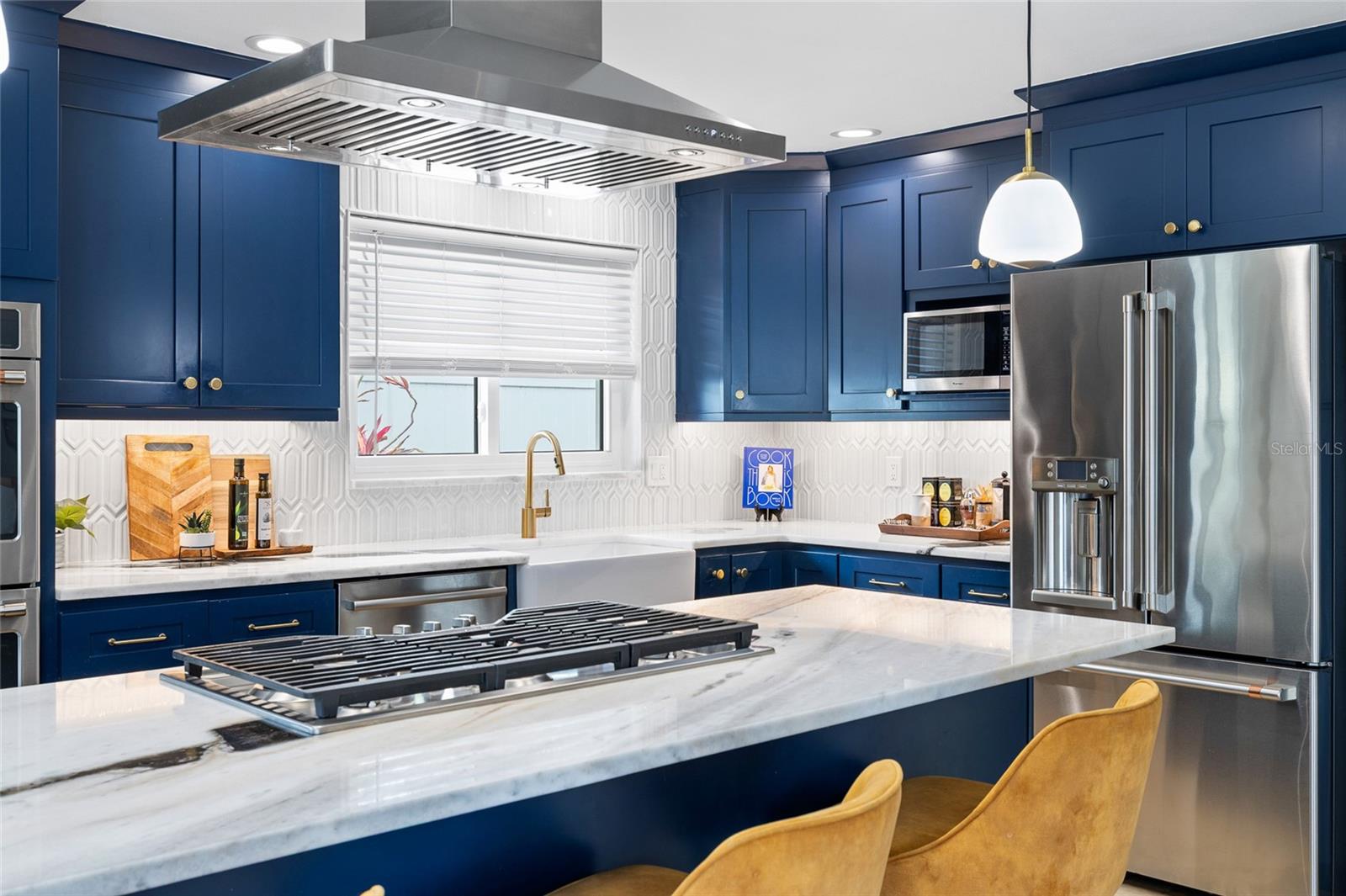 Listing photo id 13 for 1201 87th Avenue N