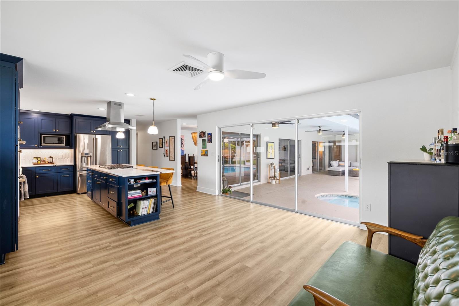 Listing photo id 17 for 1201 87th Avenue N