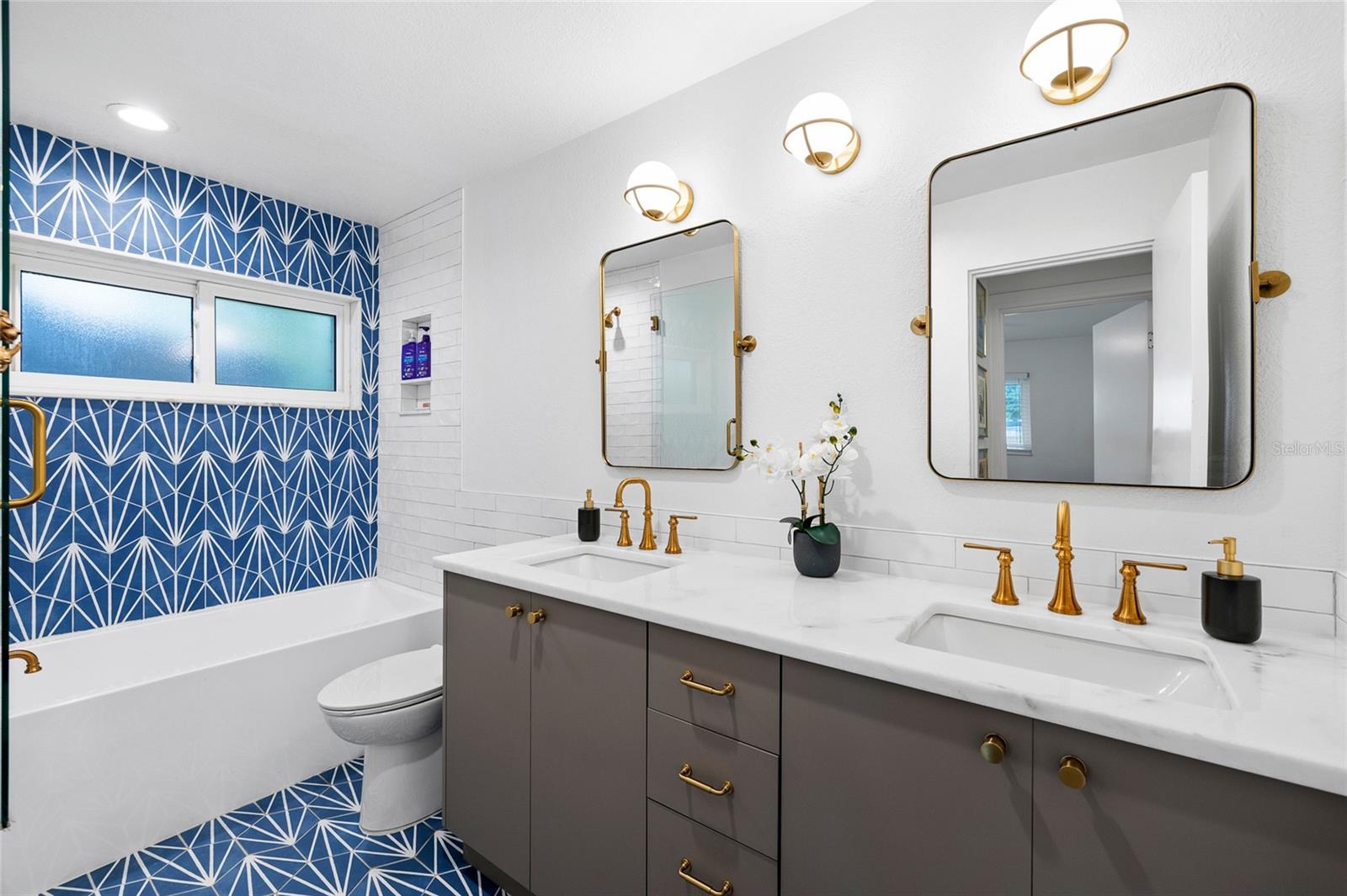 Listing photo id 25 for 1201 87th Avenue N