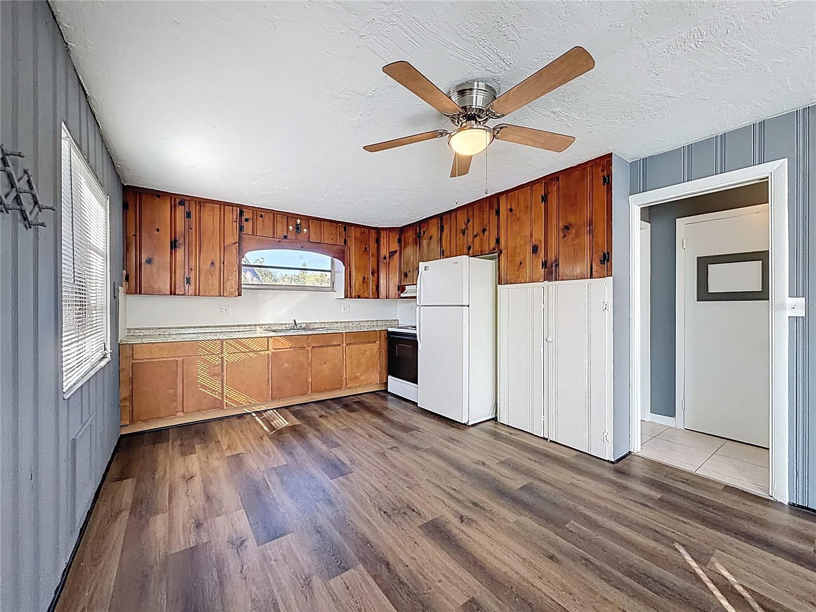 Listing photo id 21 for 650 Harbor Drive S