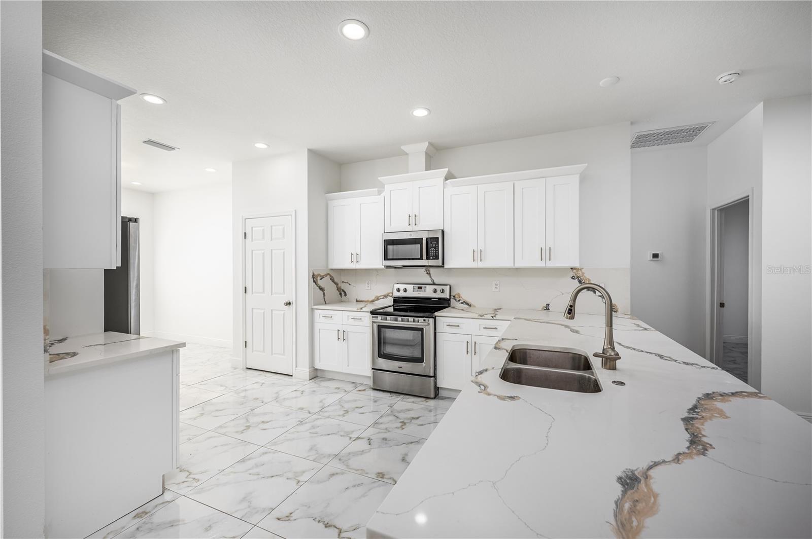 Listing photo id 8 for 3724 Whittier Street