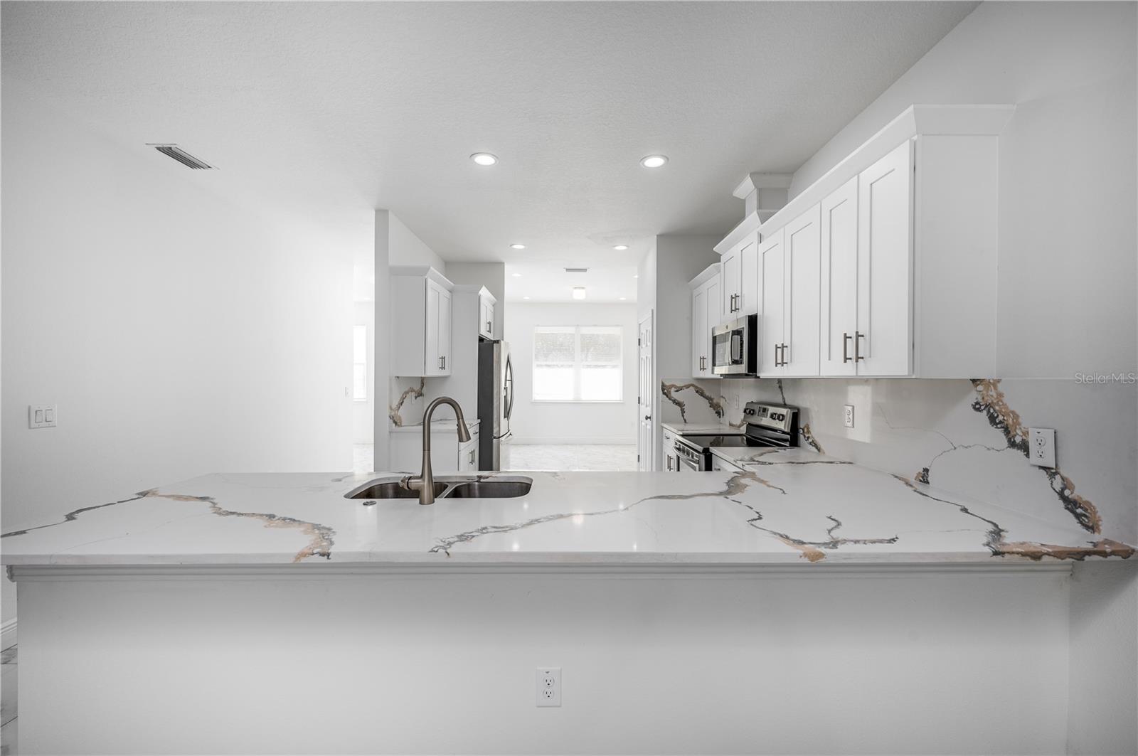 Listing photo id 9 for 3724 Whittier Street