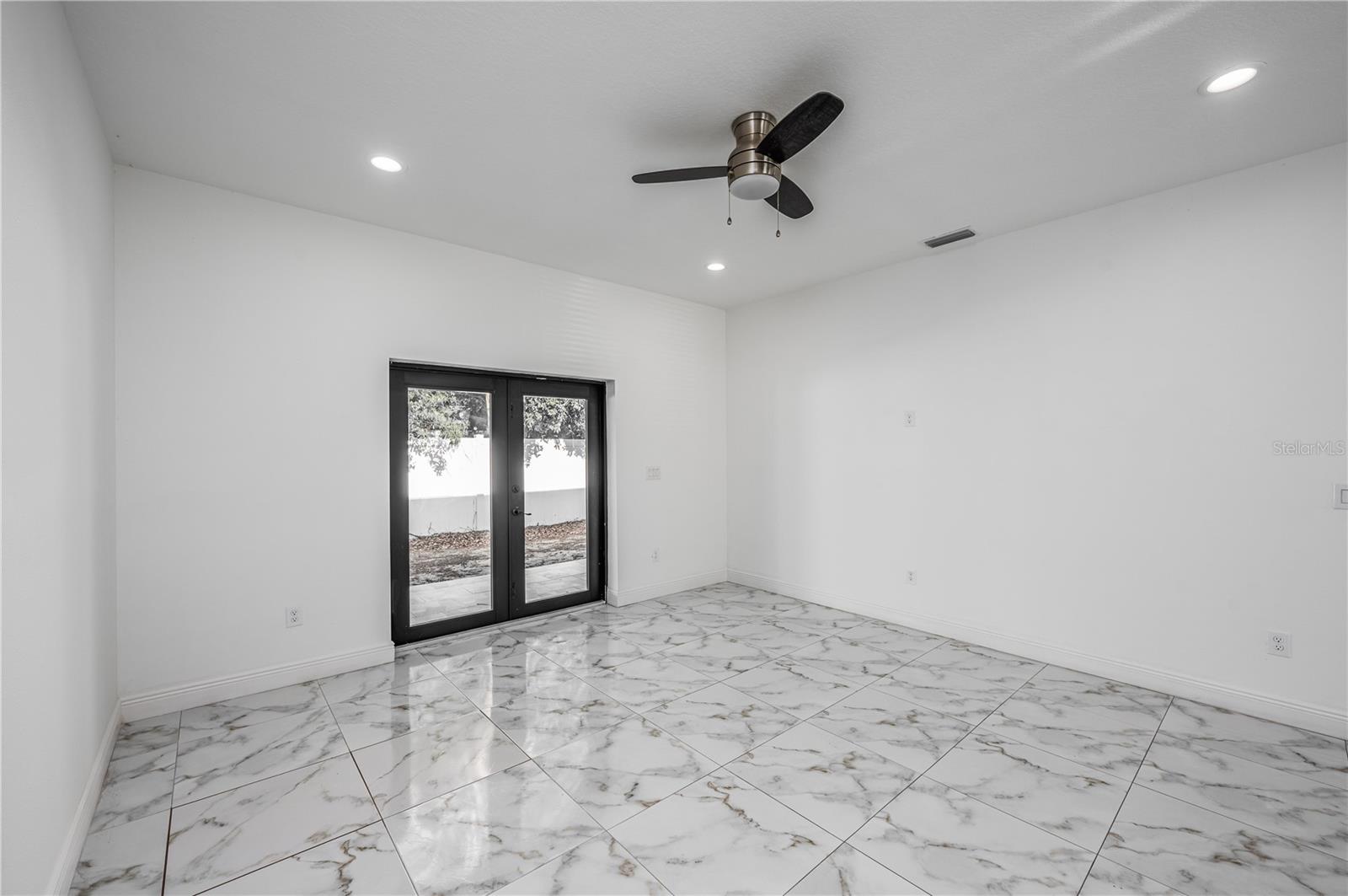 Listing photo id 11 for 3724 Whittier Street